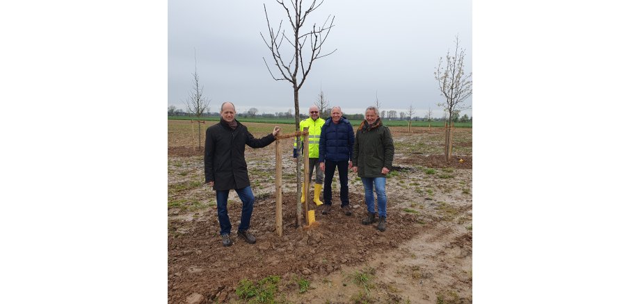 Bürgermeister Kai Louis, Norbert Cox, Leiter des Amtes für Stadtgrün und Baubetrieb sowie die Ortsvorsteher Heinz-Willi Marx, Unterbruch, und Guido Peters, Kempen