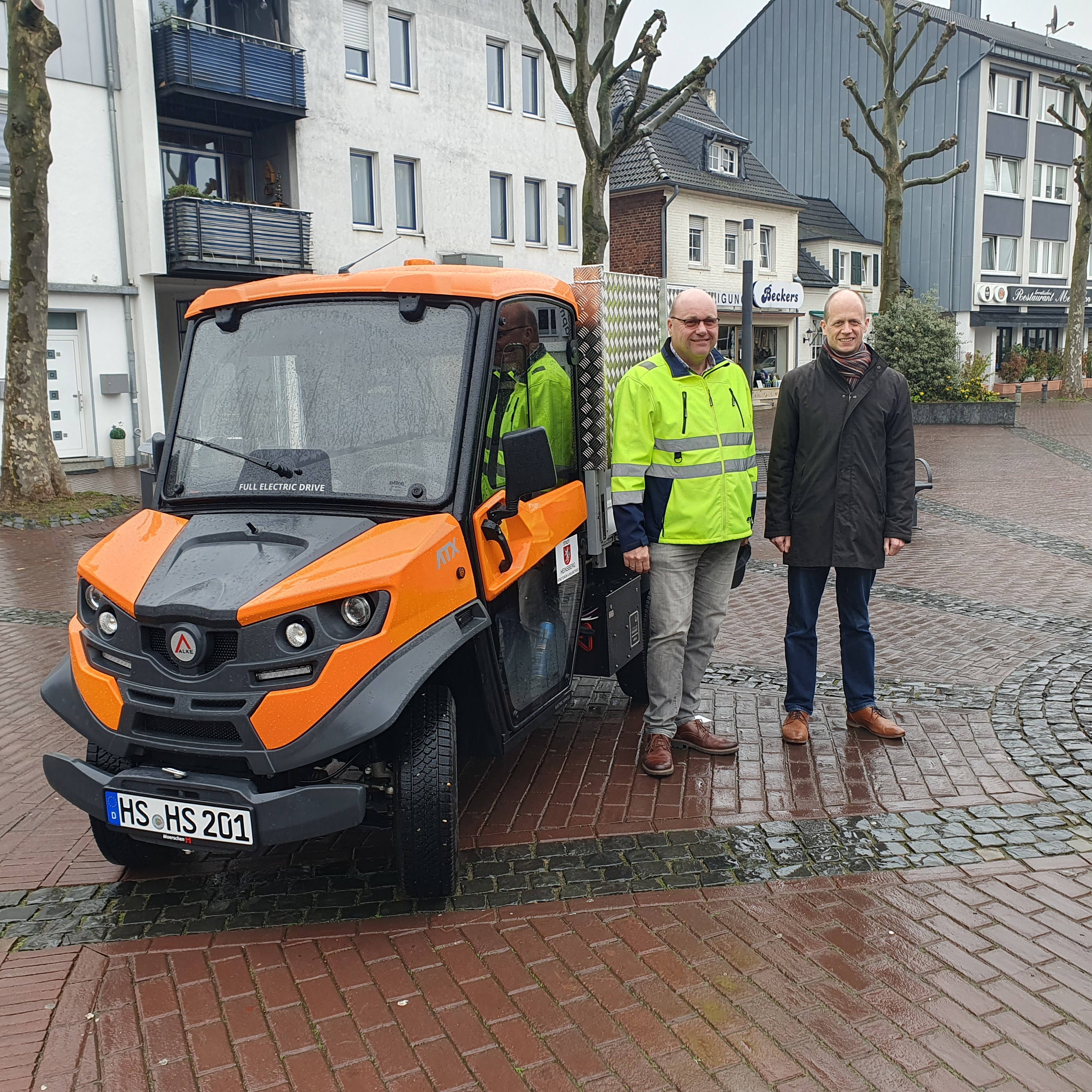 Bildunterschrift (v.l.): Norbert Cox, Leiter des Amtes für Baubetrieb und Stadtgrün und Bürgermeister Kai Louis mit dem neuen Reinigungsfahrzeug