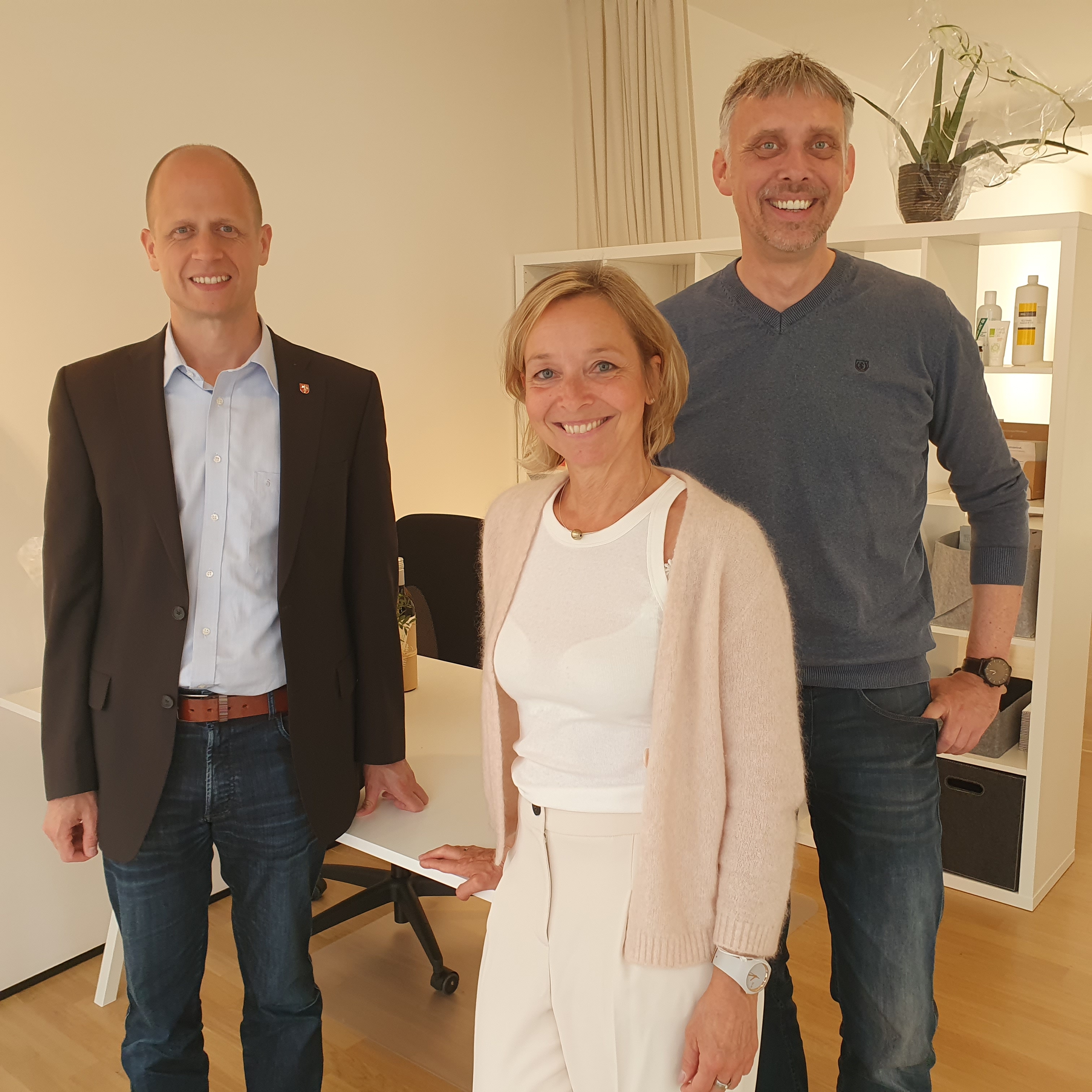 Bürgermeister Kai Louis, Heilpraktikerin Helga Engels und Stefan Otto, Vorsitzender des Gewerbe- und Verkehrsvereins in den neuen Räumlichkeiten