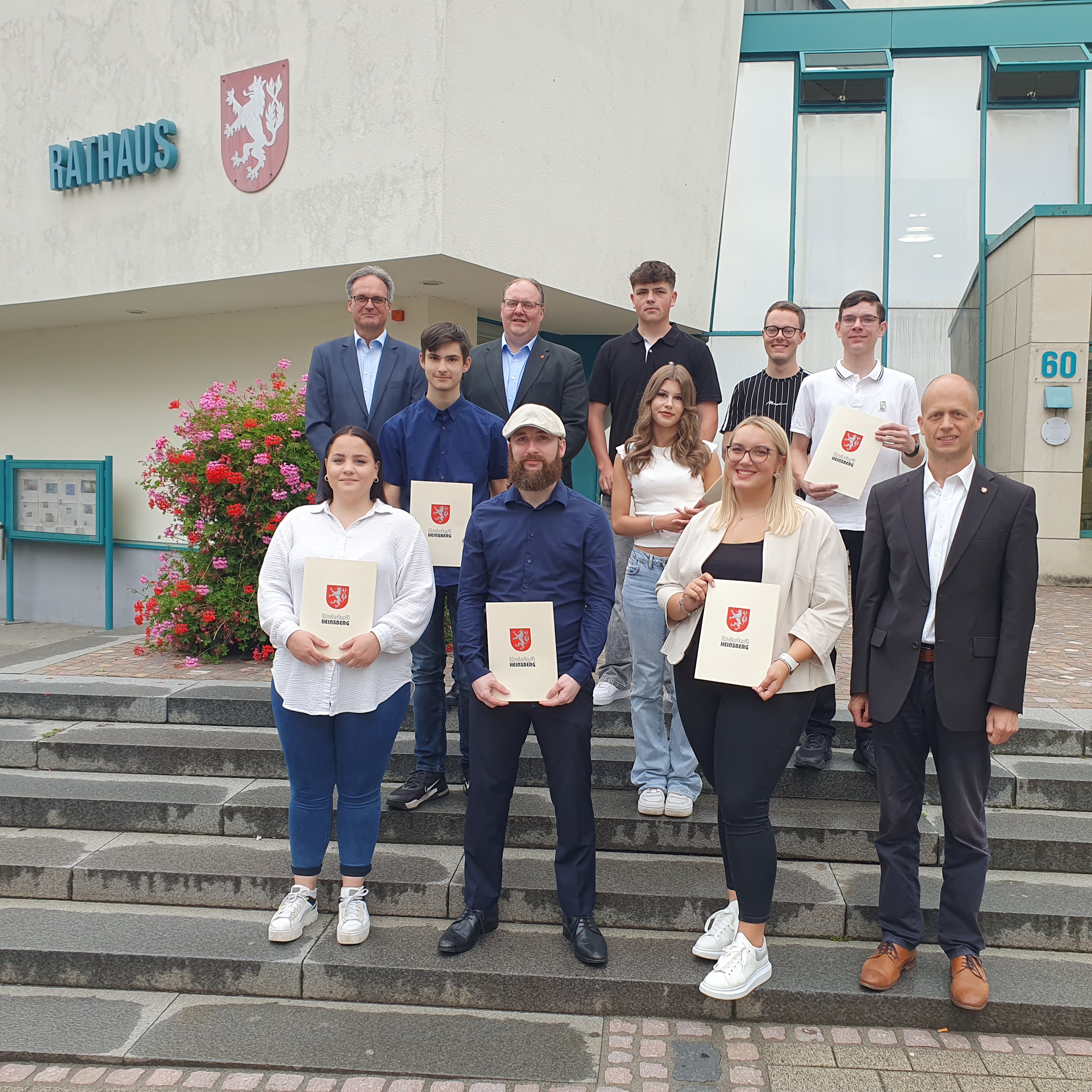 Bürgermeister Kai Louis (rechts), begrüßt gemeinsam mit Personalleiter Carsten Cordewener, Thomas Franken, Vertreter des Personalrates, und Ausbildungsvertreter Paul Heutz die neuen Nachwuchskräfte