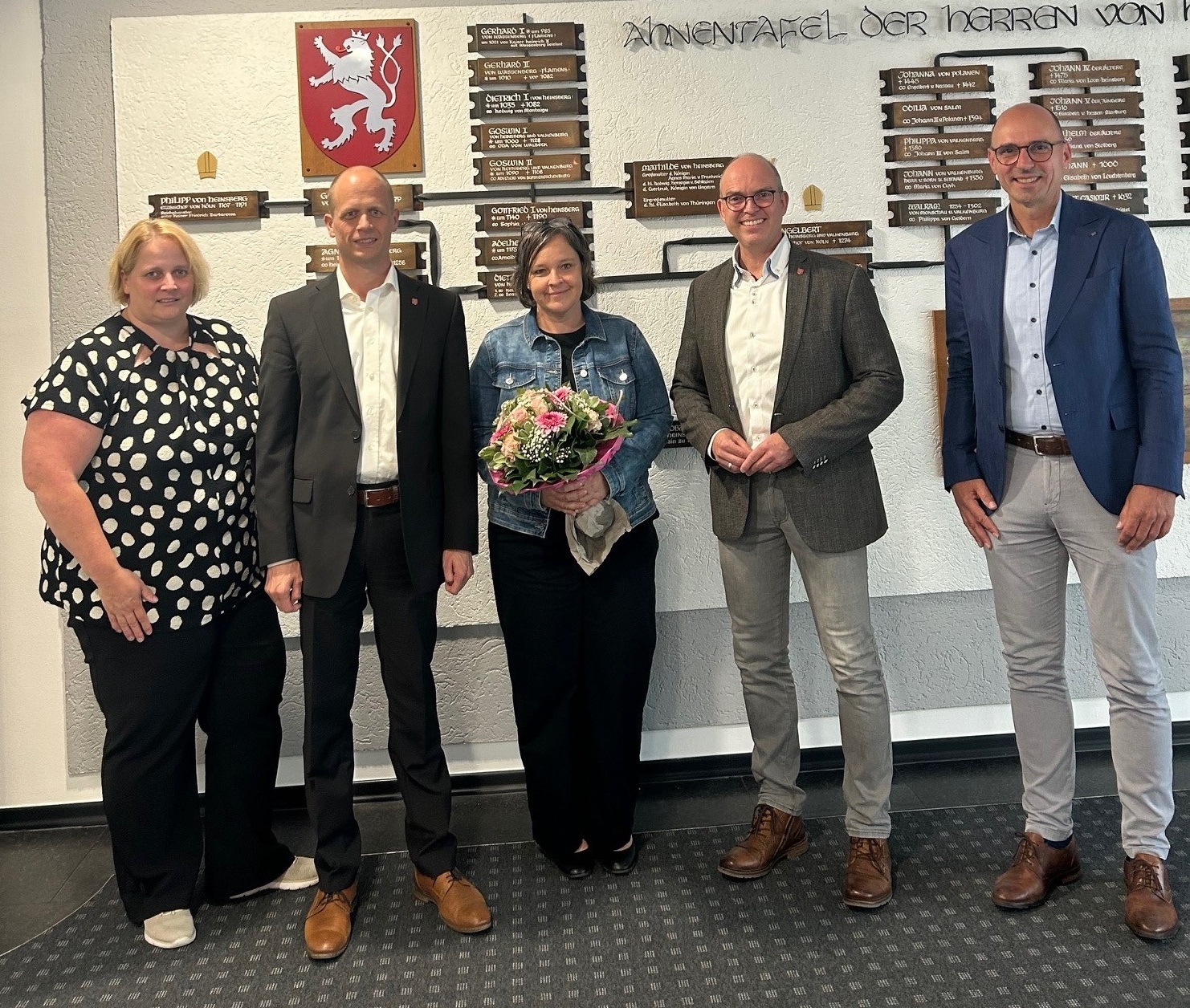 Daniela Schröders, Schulrätin des Kreises Heinsberg, Bürgermeister Kai Louis, Schulleiterin Sandra Peters, Erster Beigeordneter Michael Schmitz und Winfried Houben, Schul-, Kultur- und Sportamt