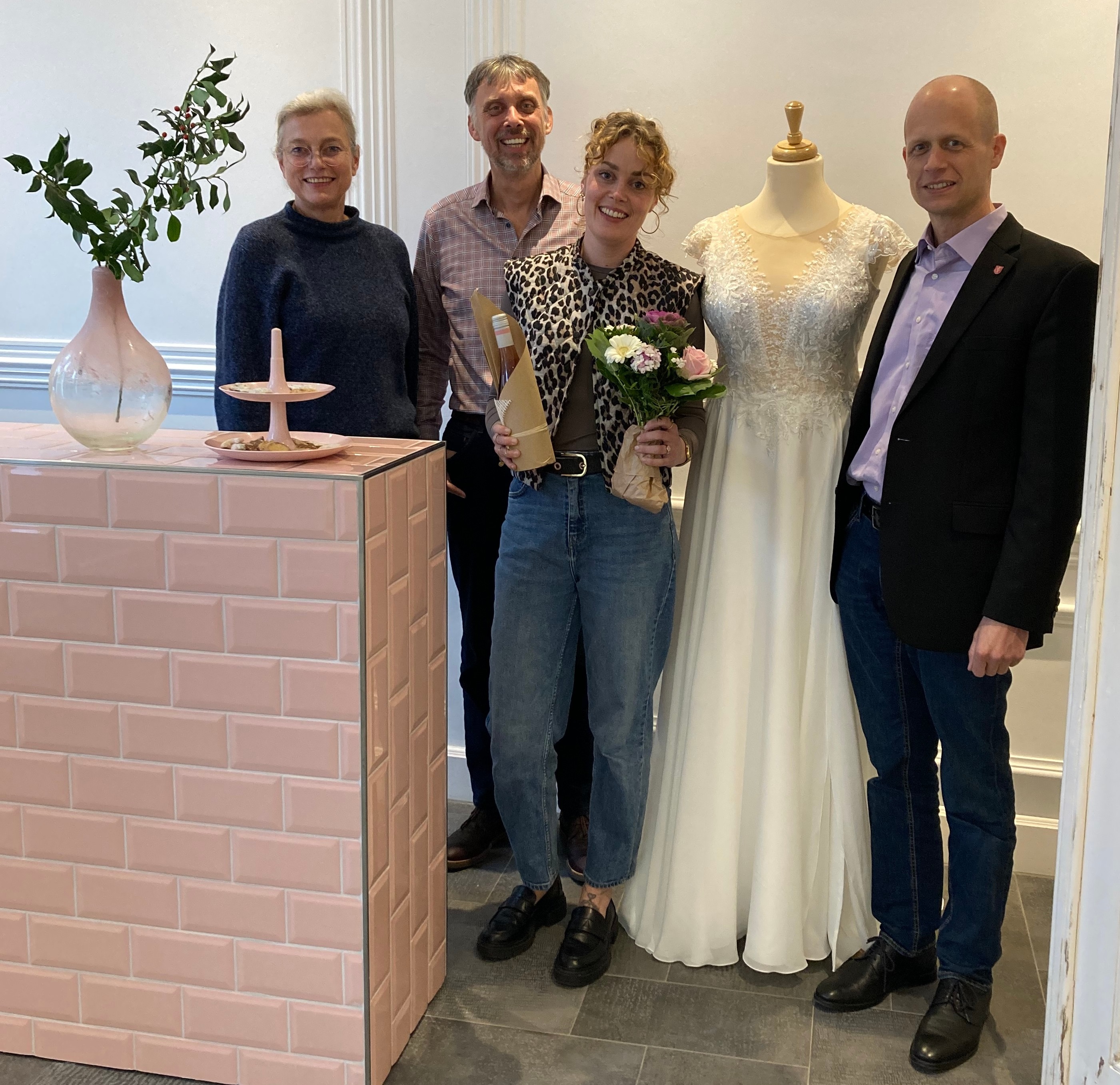 Bürgermeister Kai Louis, Inhaberin Klarissa Theben, Stephan Otto, Gewerbe- und Verkehrsverein und Bettina Walde, Citymanagement