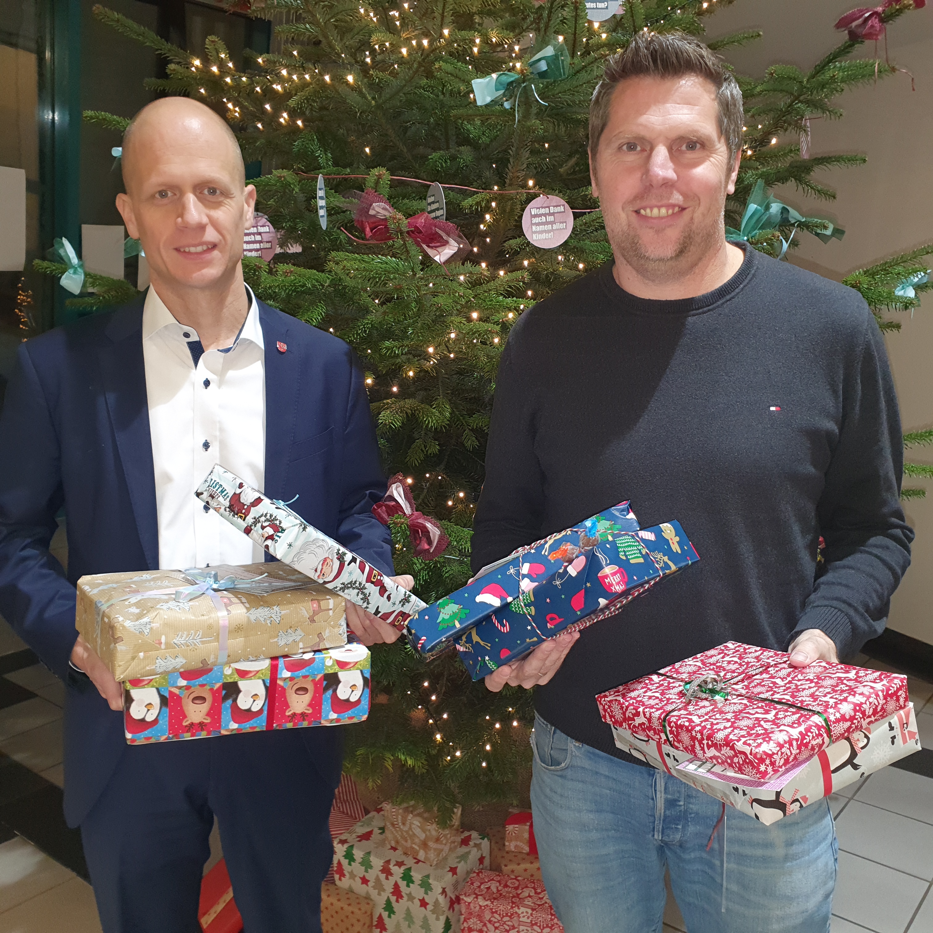 Bürgermeister Kai Louis und Holger Louis, Wirtschaftsförderung der Stadt Heinsberg, freuen sich über die vielen Geschenke für die Kinder