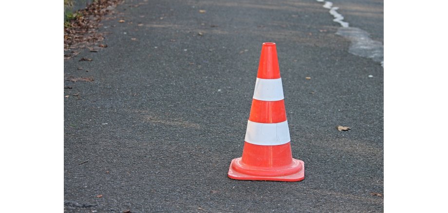 Asphaltstraße mit Kegel