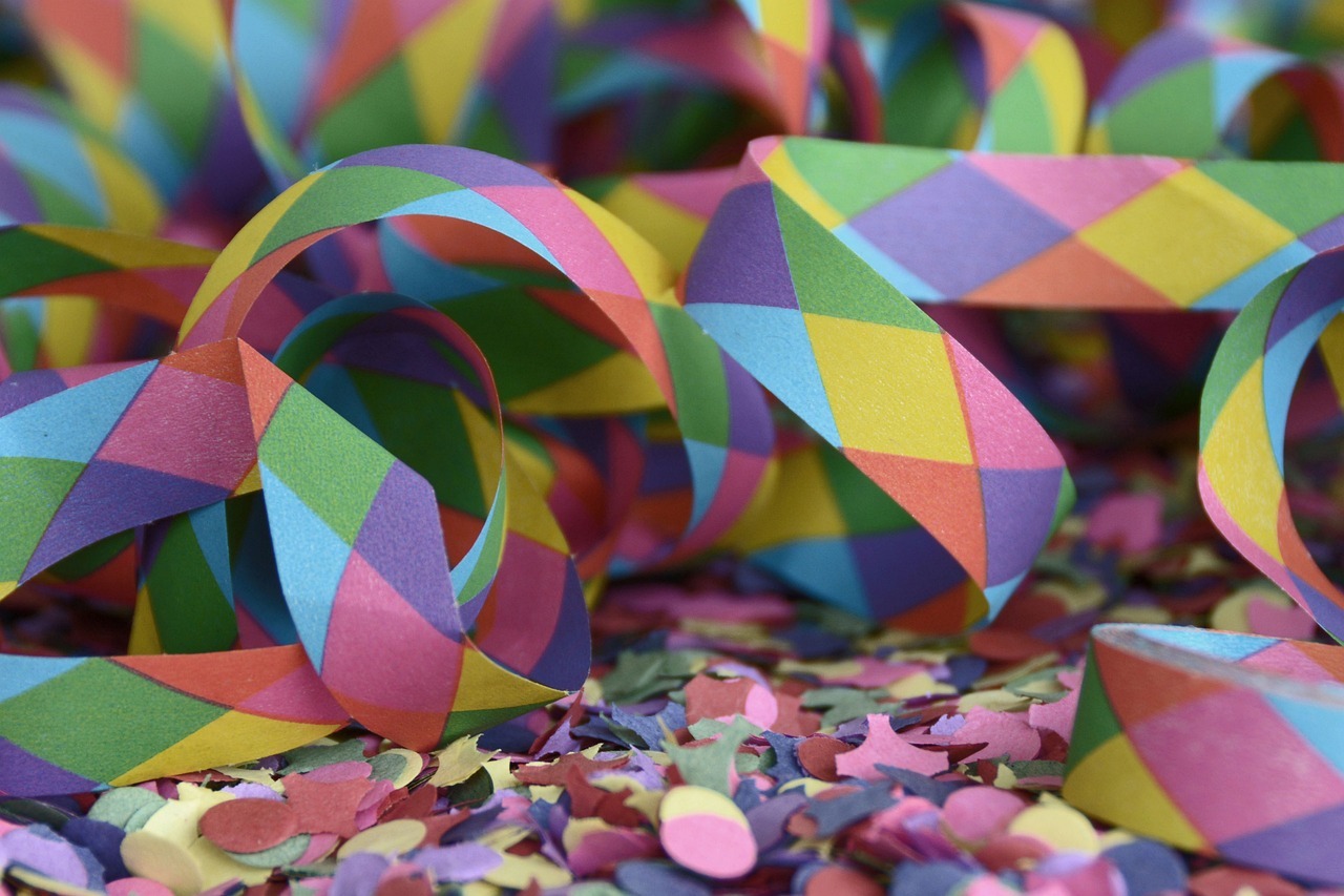 Luftschlangen und Konfetti