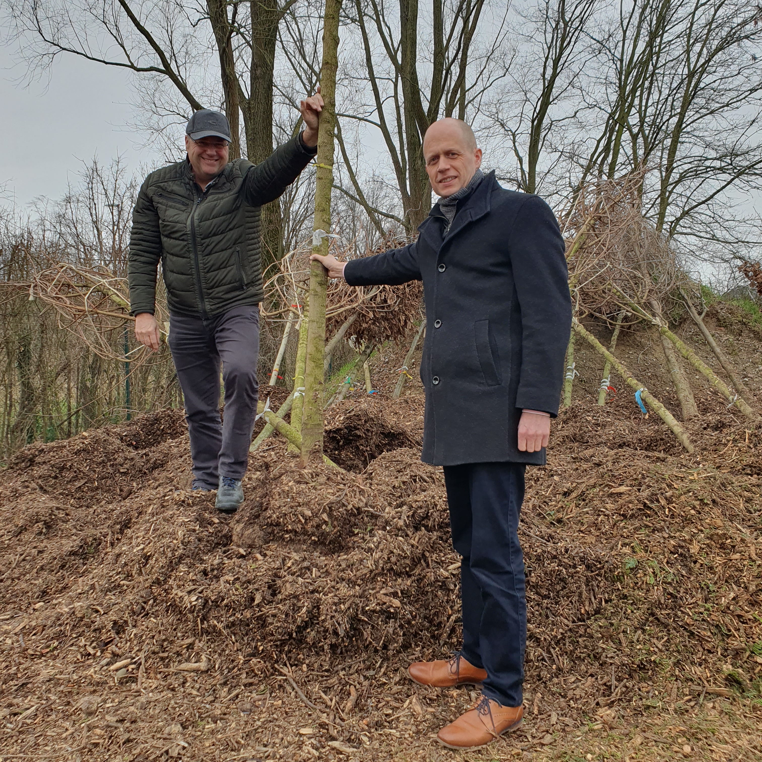 Bürgermeister Kai Louis und Norbert Cox, Leiter des Amtes für Stadtgrün und Baubetrieb