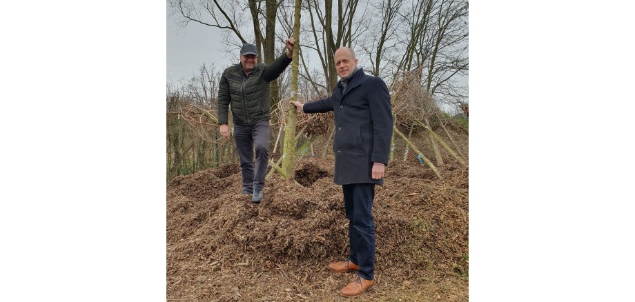 Bürgermeister Kai Louis und Norbert Cox, Leiter des Amtes für Stadtgrün und Baubetrieb