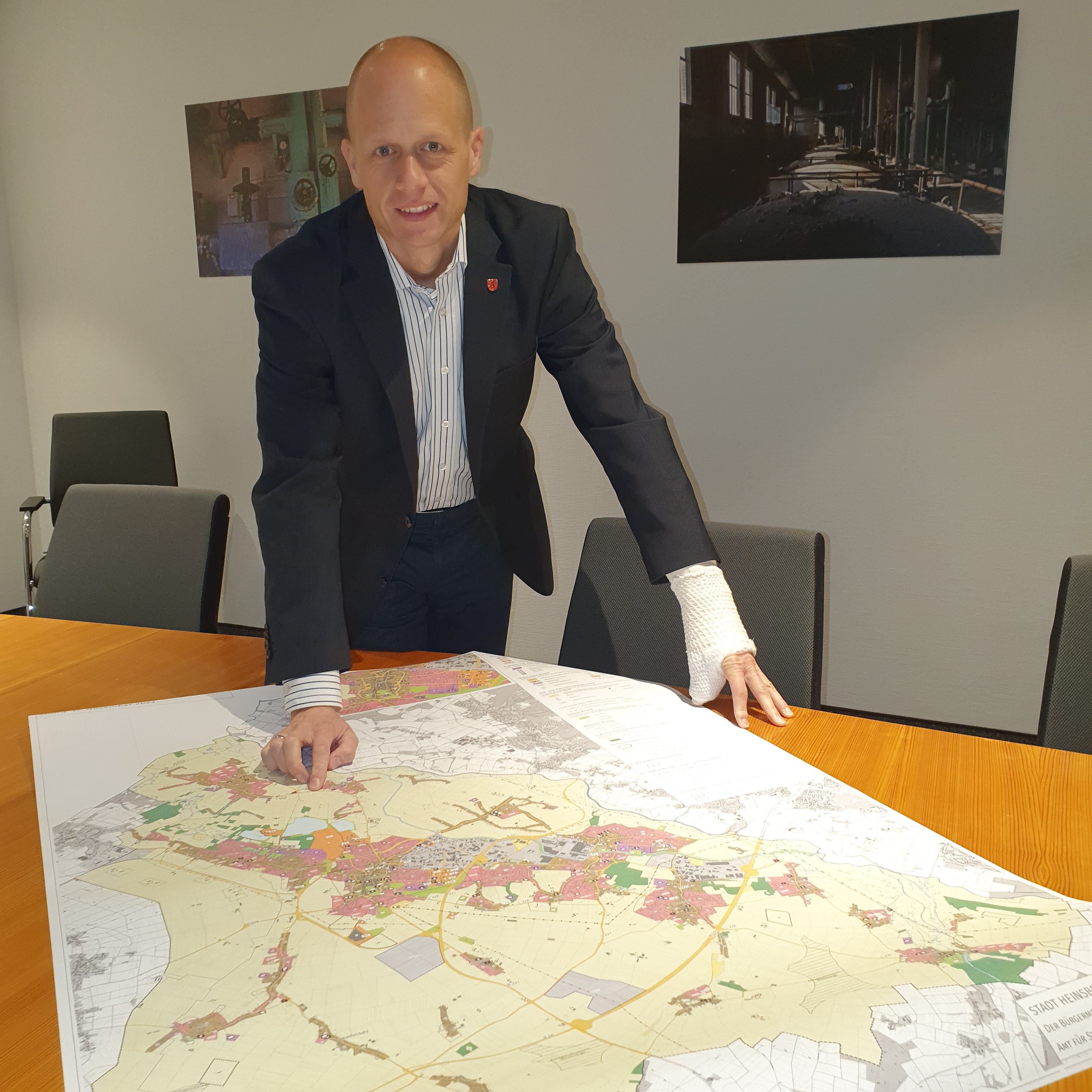 Bürgermeister Kai Louis mit dem Plan der Stadt Heinsberg