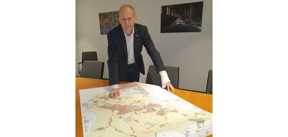 Bürgermeister Kai Louis mit dem Plan der Stadt Heinsberg