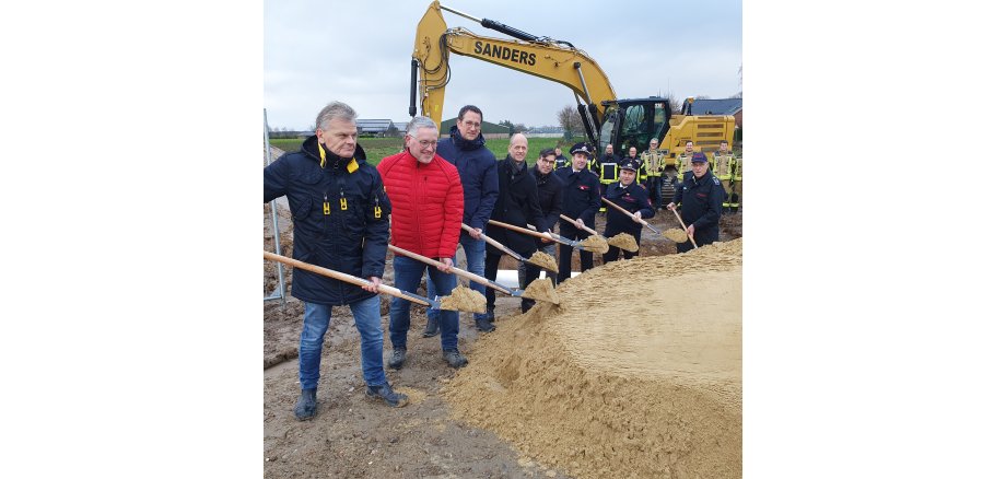 Spatenstich: Hier entsteht das neue Feuerwehrgerätehaus für die Löscheinheiten Waldenrath und Straeten