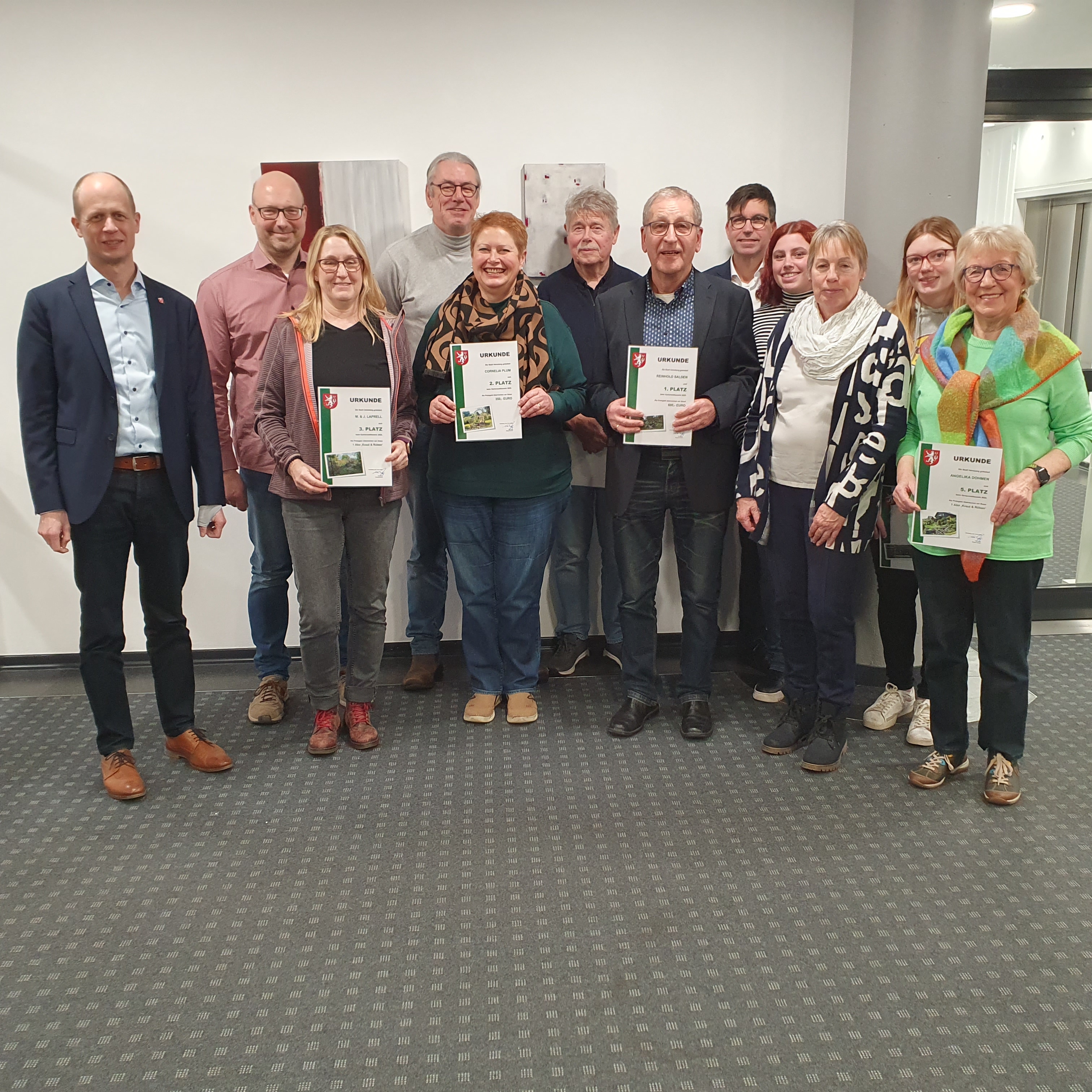 Bürgermeister Kai Louis und Technischer Beigeordneter Peter Sangermann gratulieren den Siegern und Platzierten des Heinsberger Gartenwettbewerbs 