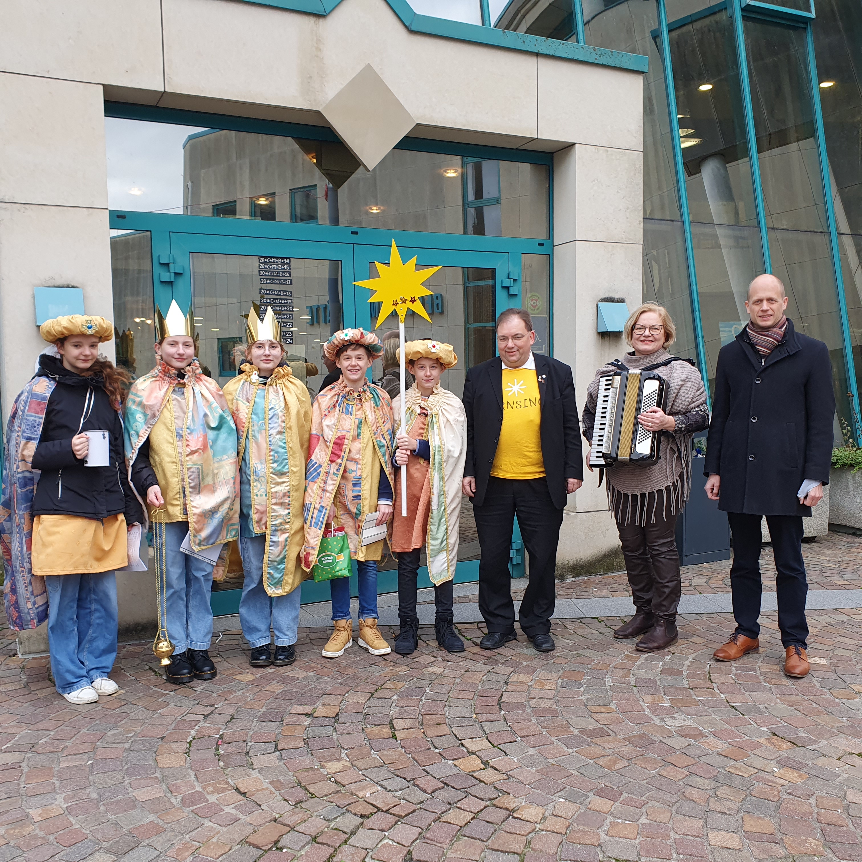 Bürgermeister Kai Louis, Angela Tellers, Pfarrer René Mertens und Sternsinger