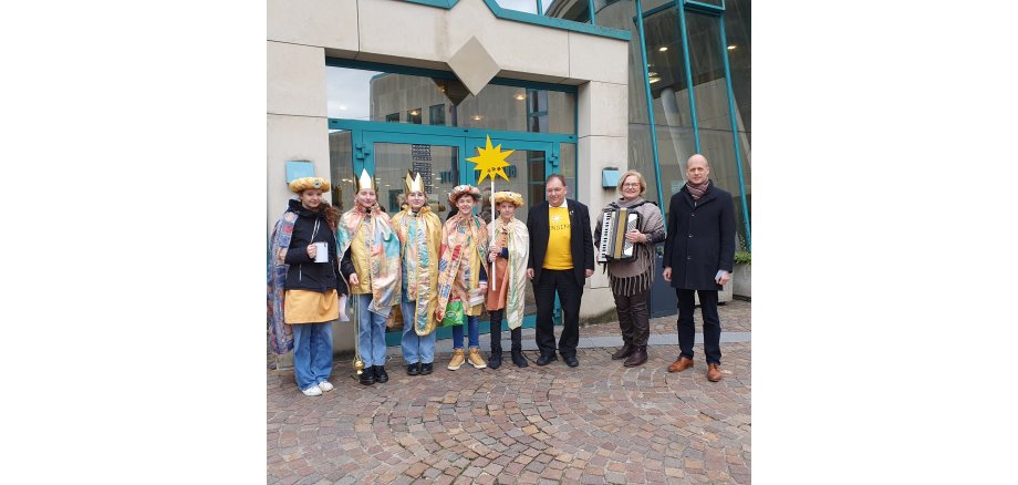 Bürgermeister Kai Louis, Angela Tellers, Pfarrer René Mertens und Sternsinger