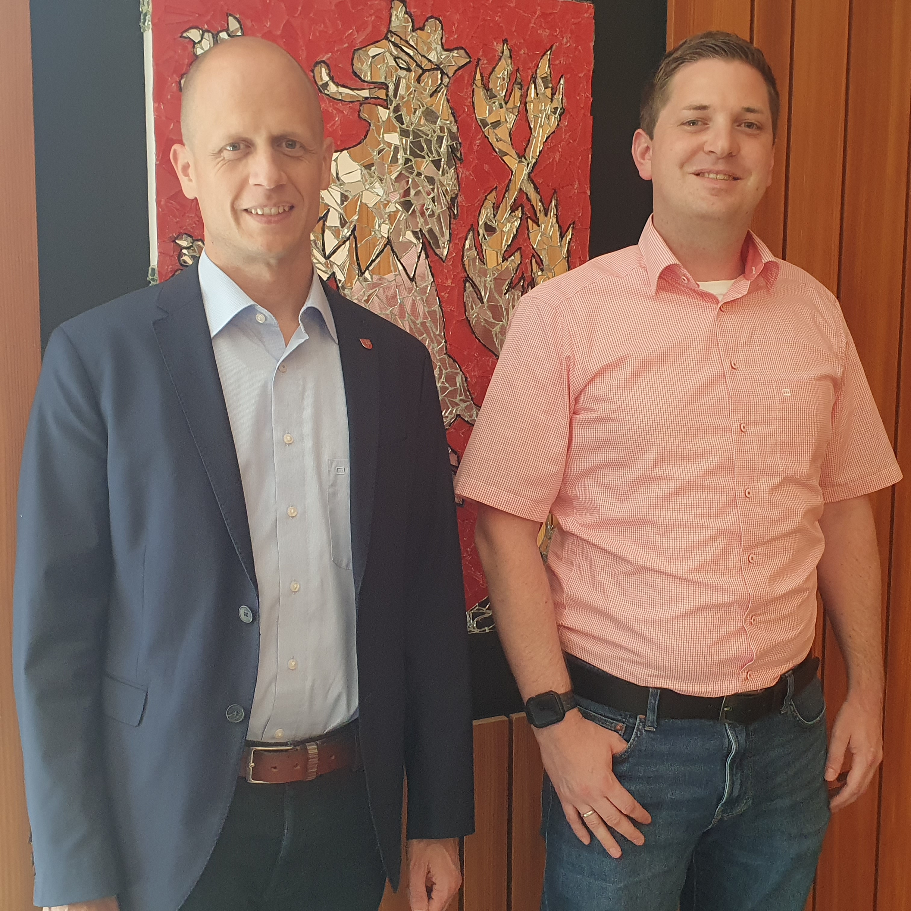 Bürgermeister Kai Louis gratuliert Michael Houben zu seinem neuen Amt