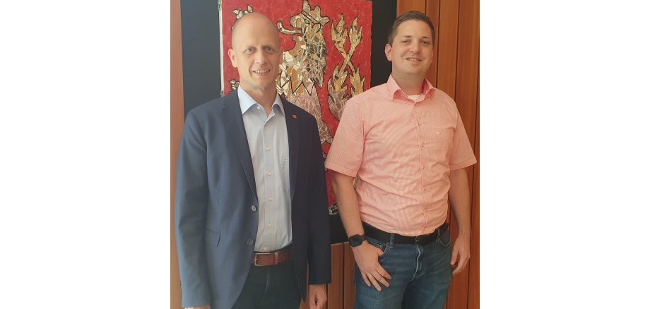 Bürgermeister Kai Louis gratuliert Michael Houben zu seinem neuen Amt