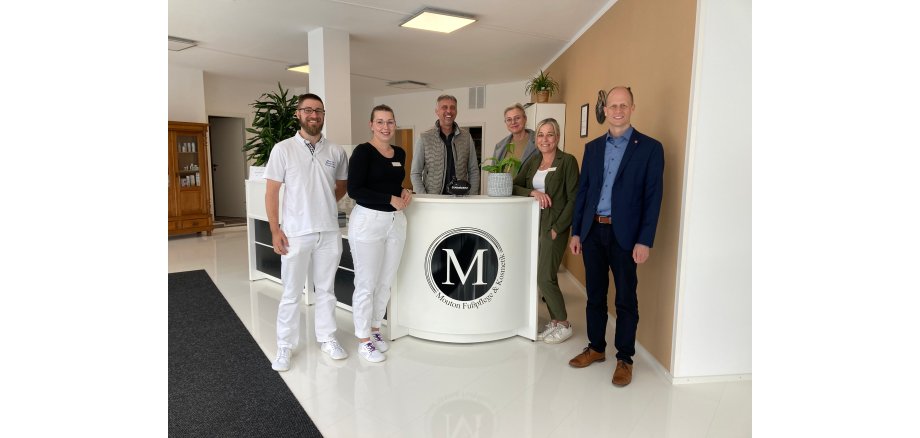 Bürgermeister Kai Louis wünscht gemeinsam mit Stefan Otto vom Gewerbe- und Verkehrsverein und Bettina Walde, Citymanagement, dem Team von „Mouton – Fußpflege und Kosmetik“ viel Erfolg