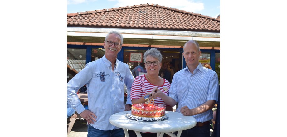 Bürgermeister Kai Louis, Kita-Leiterin Silvia Epple und Helmut Frenken, Ortsvorsteher von Oberbruch
