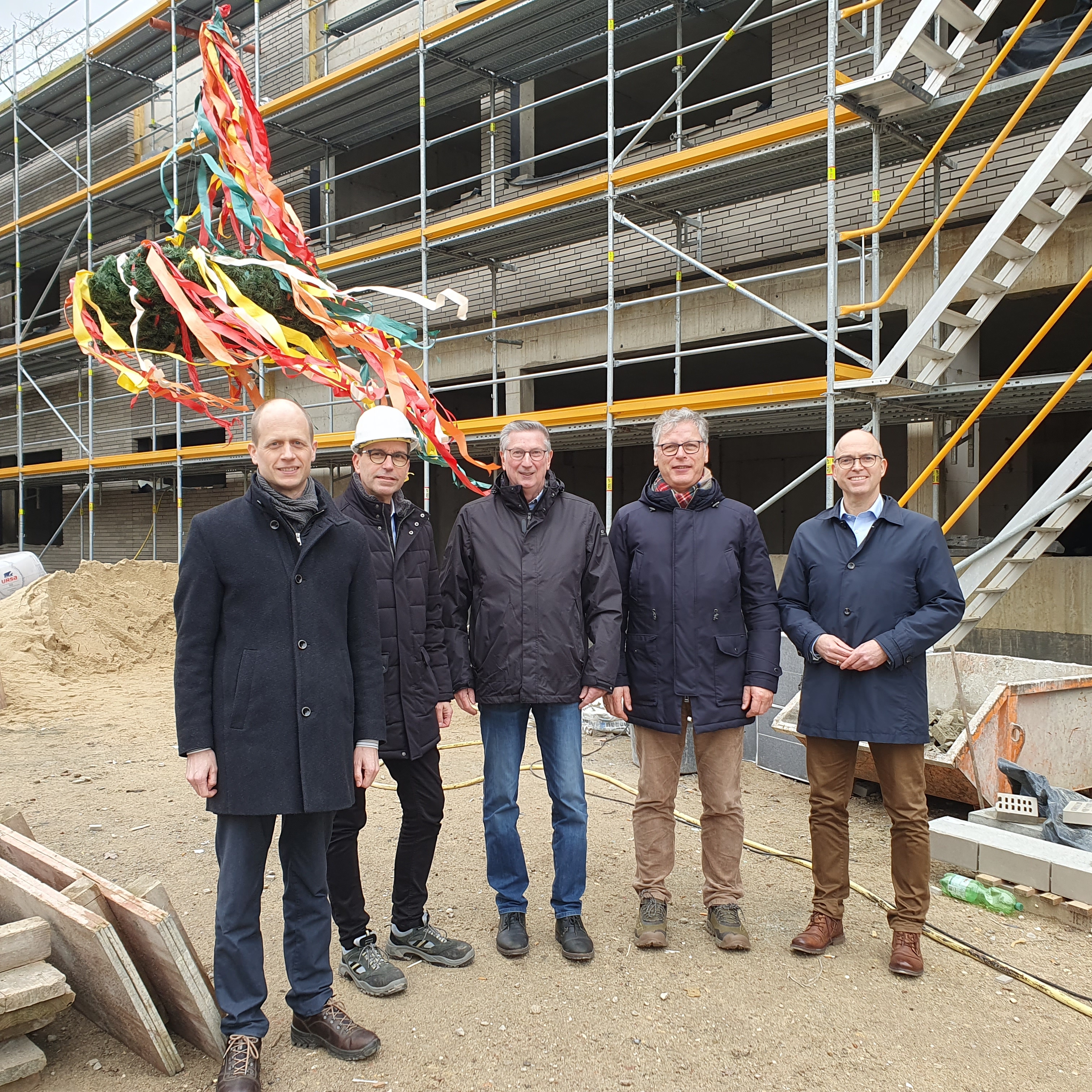 Bürgermeister Kai Louis (li.), mit Vertretern der Stadt, Ortsvorsteher Siggi Jansen (Mitte) und Albert Zaunbrecher, Schulleiter der Städtischen Realschule Heinsberg (2.v.r.)