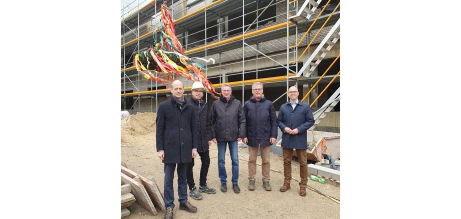 Bürgermeister Kai Louis (li.), mit Vertretern der Stadt, Ortsvorsteher Siggi Jansen (Mitte) und Albert Zaunbrecher, Schulleiter der Städtischen Realschule Heinsberg (2.v.r.)