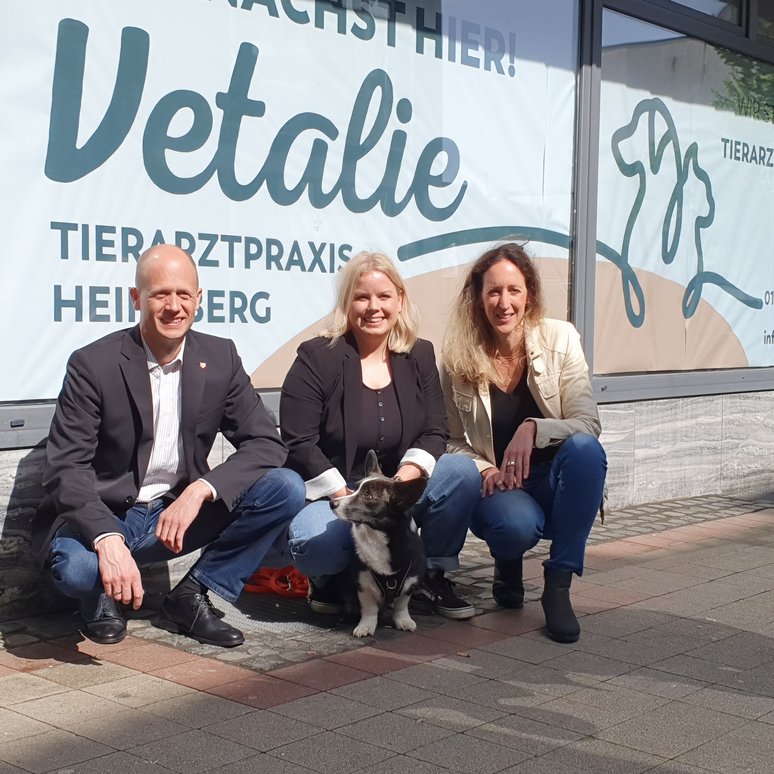 Bürgermeister Kai Louis, Praxismanagerin Natalie Lentzen mit Corgi-Rüde Alfred und Tierärztin Dr. Verena Johann-vor-der-Brüggen