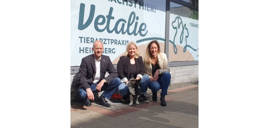 Bürgermeister Kai Louis, Praxismanagerin Natalie Lentzen mit Corgi-Rüde Alfred und Tierärztin Dr. Verena Johann-vor-der-Brüggen 