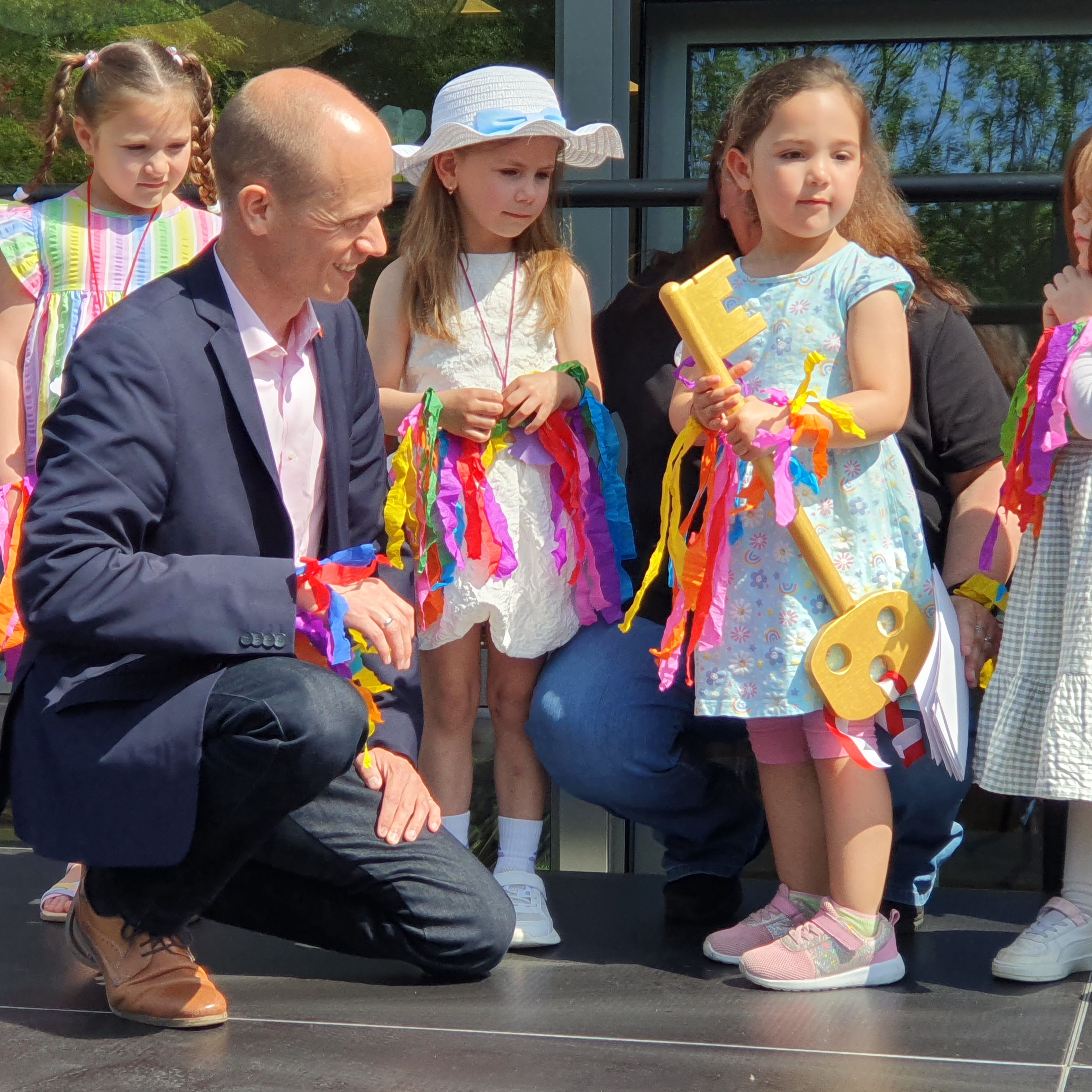 Schlüsselübergabe in der Kita "Regenbogen"