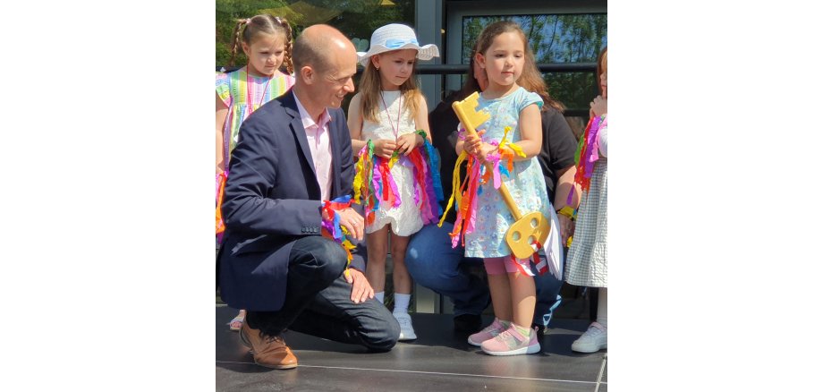 Schlüsselübergabe in der Kita "Regenbogen"