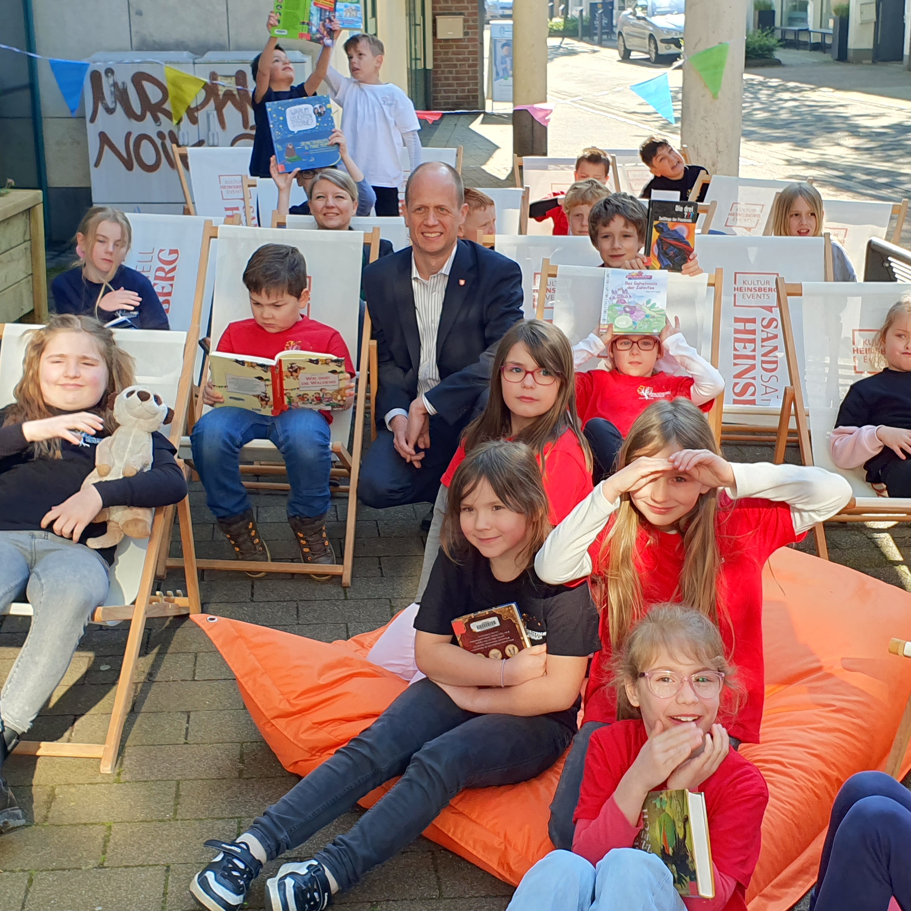 Kinder der Katholischen Grundschule in Heinsberg-Oberbruch erzählen Bürgermeister Kai Louis ihre Lieblingsgeschichte