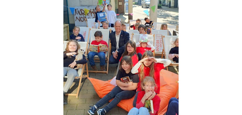 Kinder der Katholischen Grundschule in Heinsberg-Oberbruch erzählen Bürgermeister Kai Louis ihre Lieblingsgeschichte
