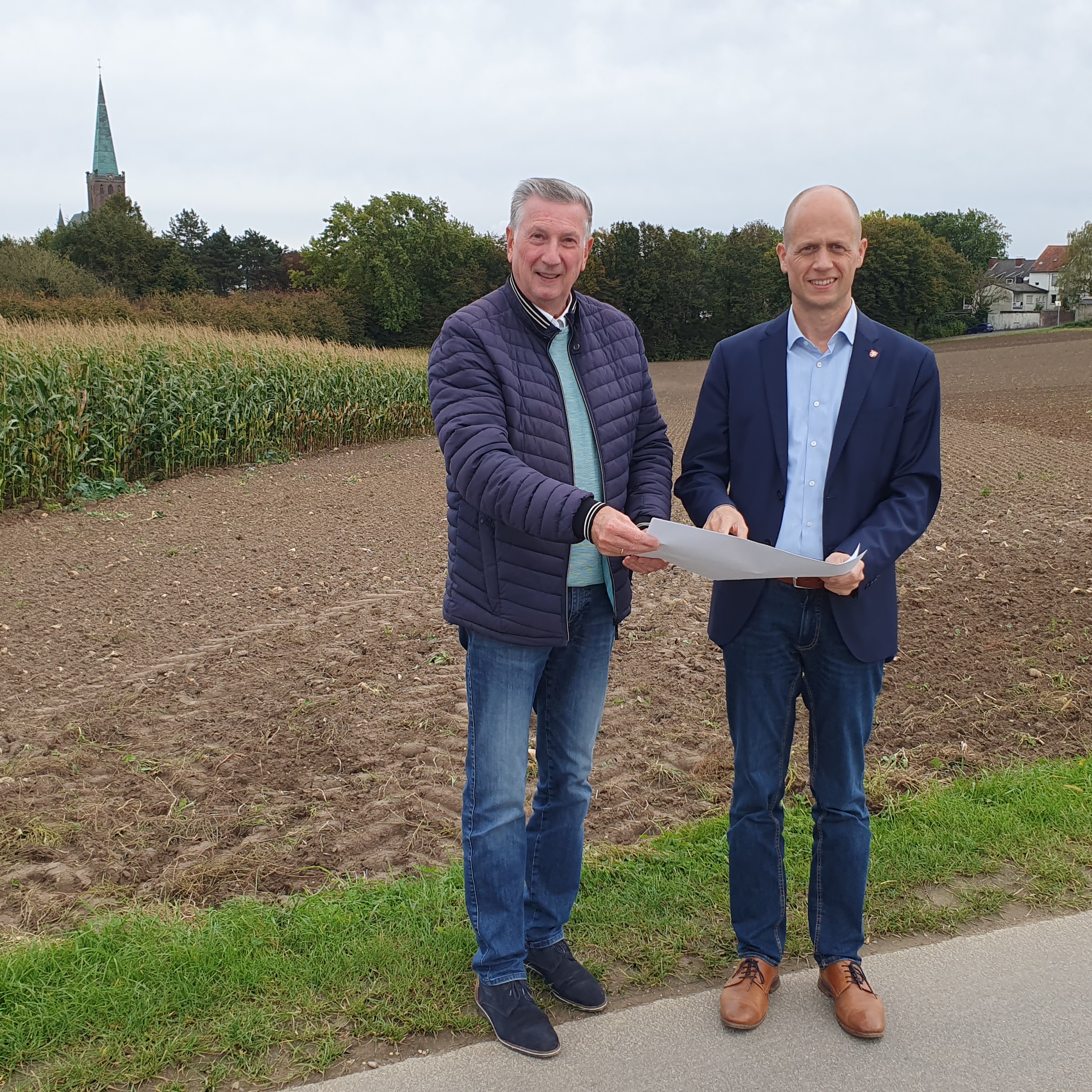 Bürgermeister Kai Louis und Ortsvorsteher Siegfried Jansen am zukünftigen Baugebiet Sittarder Straße