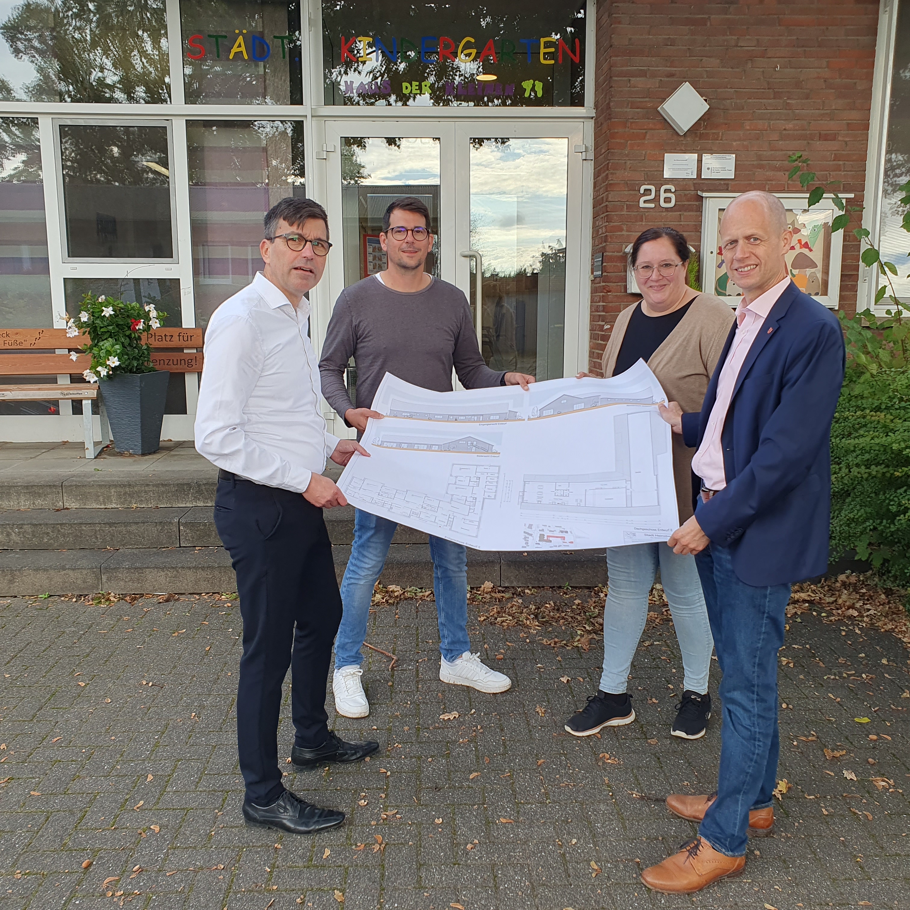 Bürgermeister Kai Louis, Sandra Laumen, Städtische Kita Lieck, Patrick Räde, Ortsvorsteher Heinsberg-Lieck und Technischer Beigeordneter Peter Sangermann