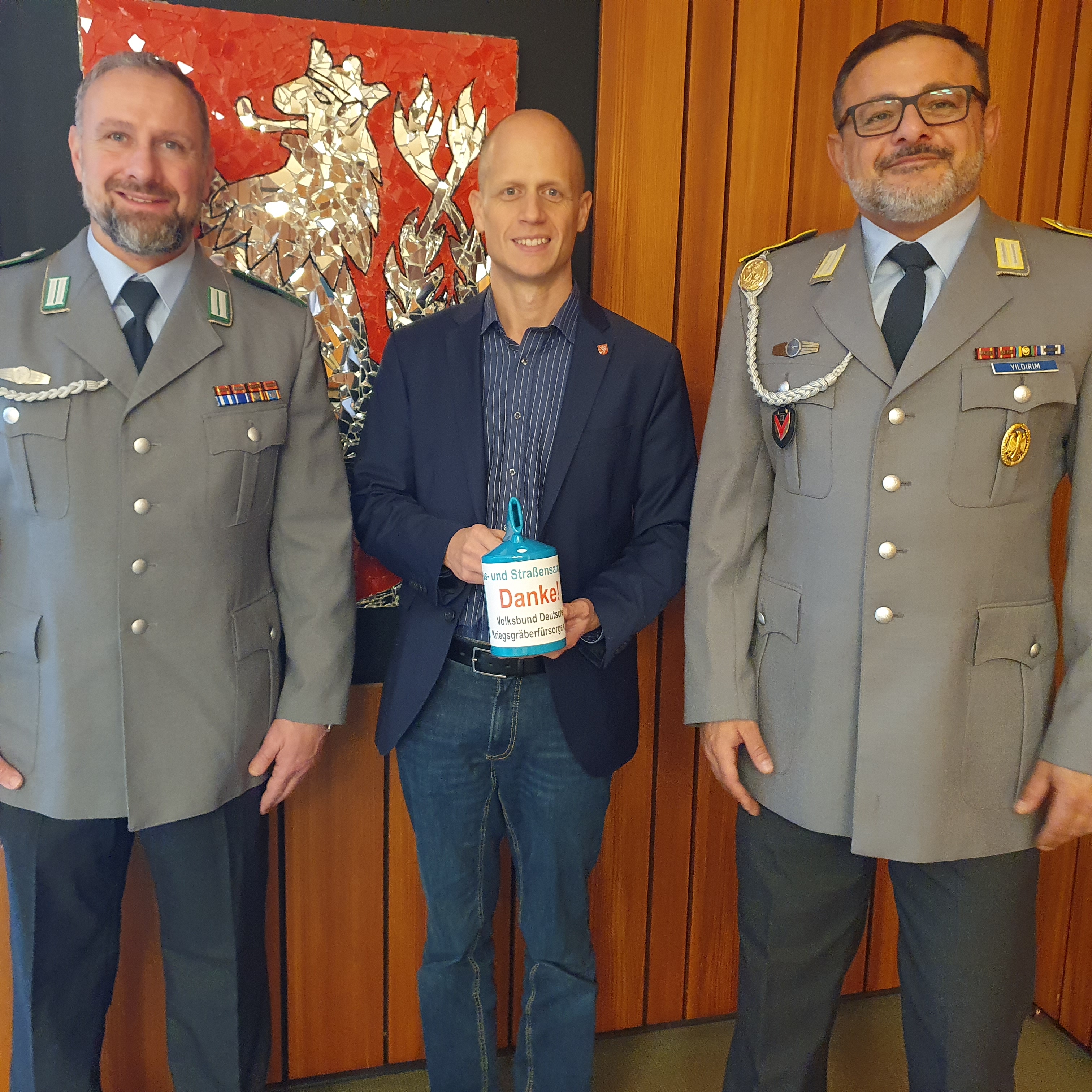 Stabsfeldwebel Daniel Nickel-Böhm und Hauptfeldwebel Nazim Yildrim übergeben Bürgermeister Kai Louis die Spendenbox im Rathaus