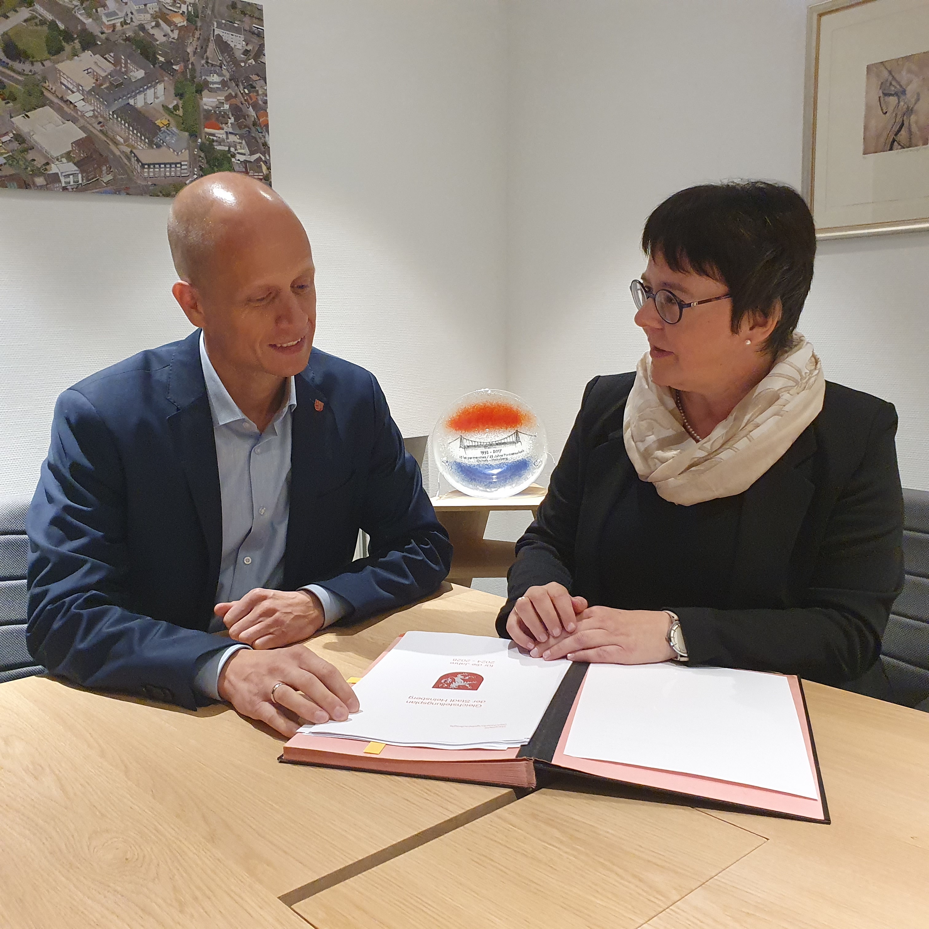 .): Bürgermeister Kai Louis und Marika Schroeder, Gleichstellungsbeauftragte der Stadt Heinsberg