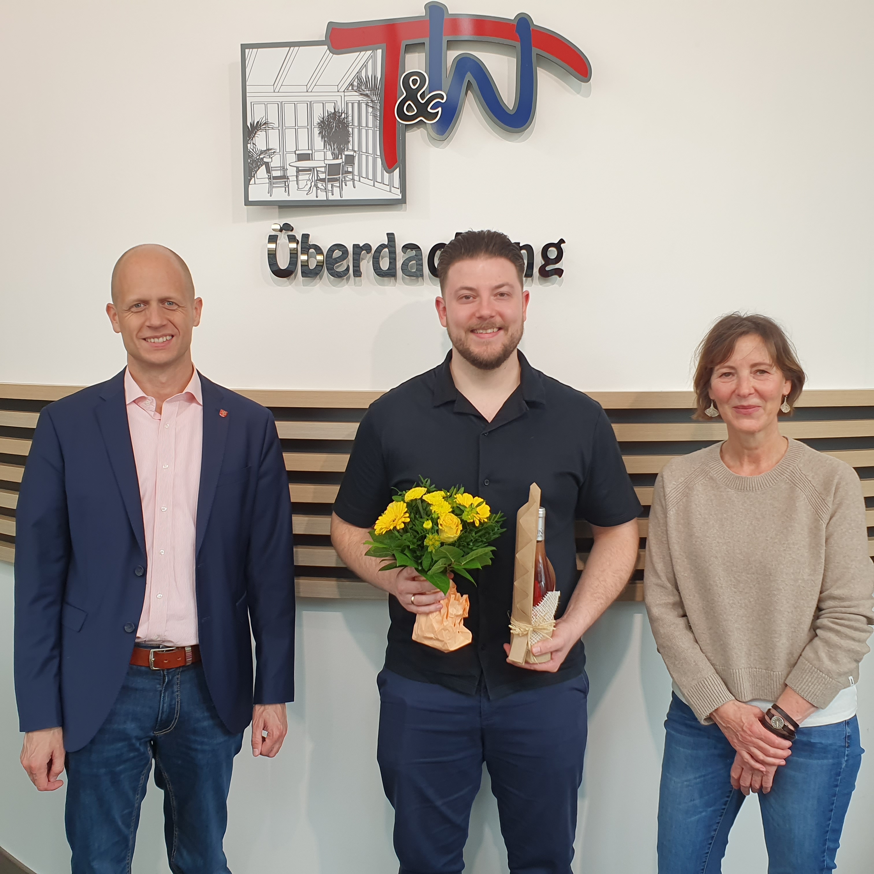 Bürgermeister Kai Louis gratuliert Thorben Weckop gemeinsam mit Silke Otto vom Gewerbe- und Verkehrsverein zur Geschäftseröffnung