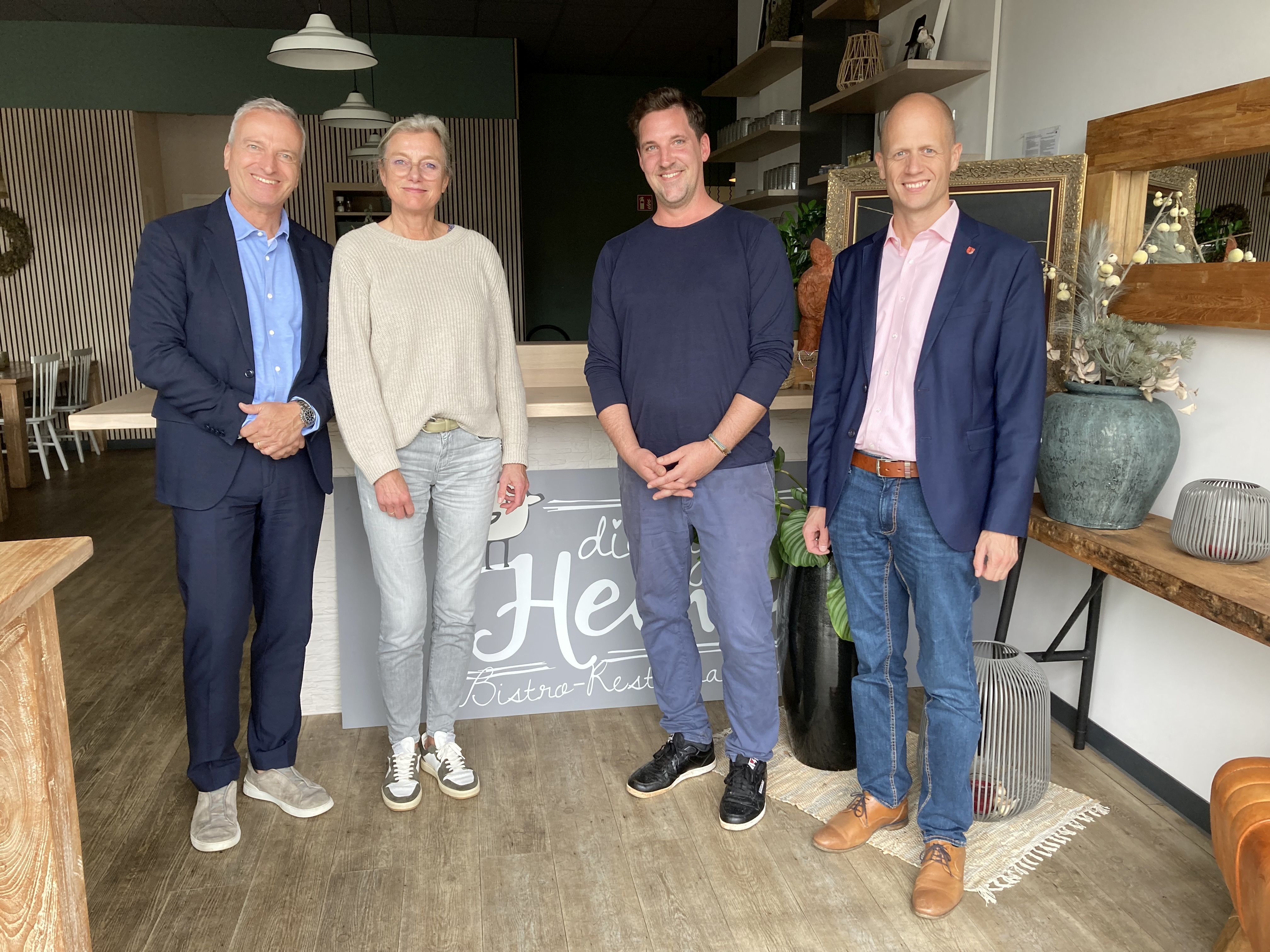 Bürgermeister Kai Louis, Inhaber Daniel Windelen, Bettina Walde, Citymanagement und Peter Heinrichs, Gewerbe- und Verkehrsverein
