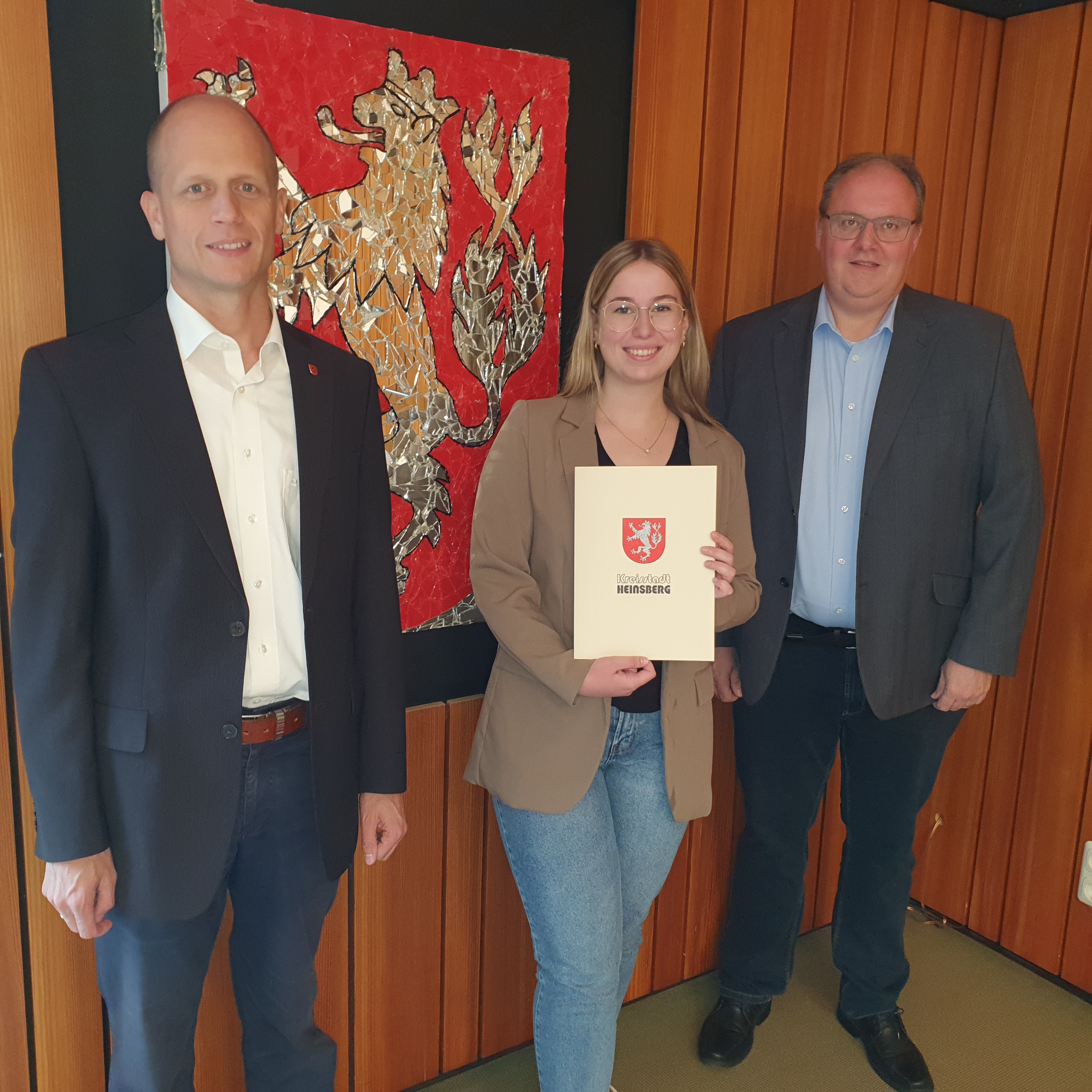 Bürgermeister Kai Louis gratuliert gemeinsam mit Personalleiter Carsten Cordewener Anna Schiffers zu ihrem herausragenden Ausbildungsabschluss