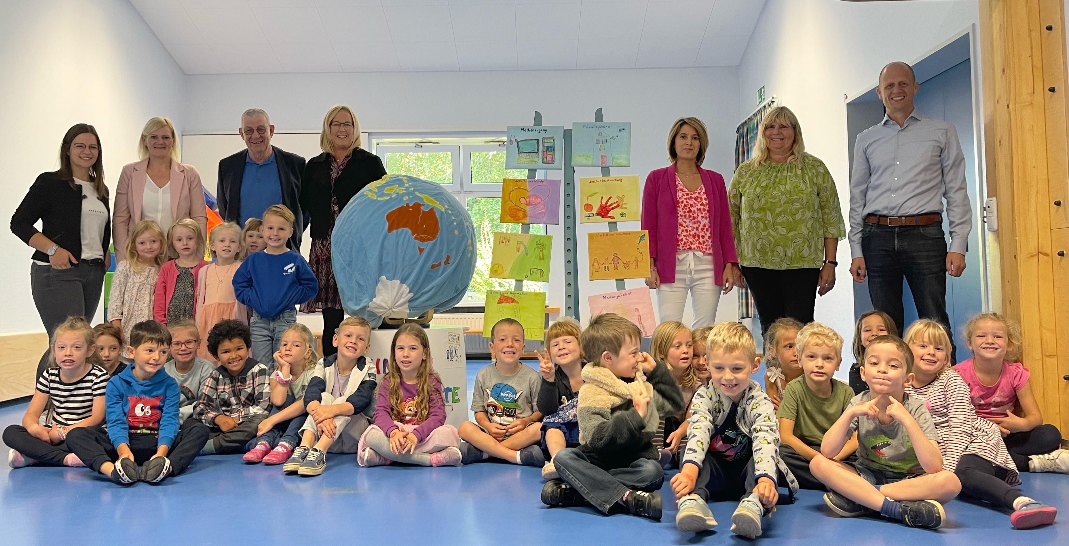 Kinder und Team der Kita Karken begrüßen Bürgermeister Kai Louis sowie Vertreter des Jugendamtes zum Weltkindertag