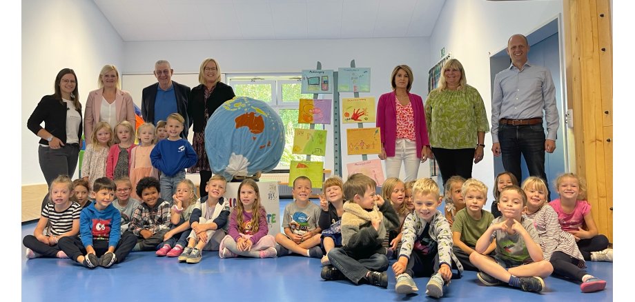 Kinder und Team der Kita Karken begrüßen Bürgermeister Kai Louis sowie Vertreter des Jugendamtes zum Weltkindertag