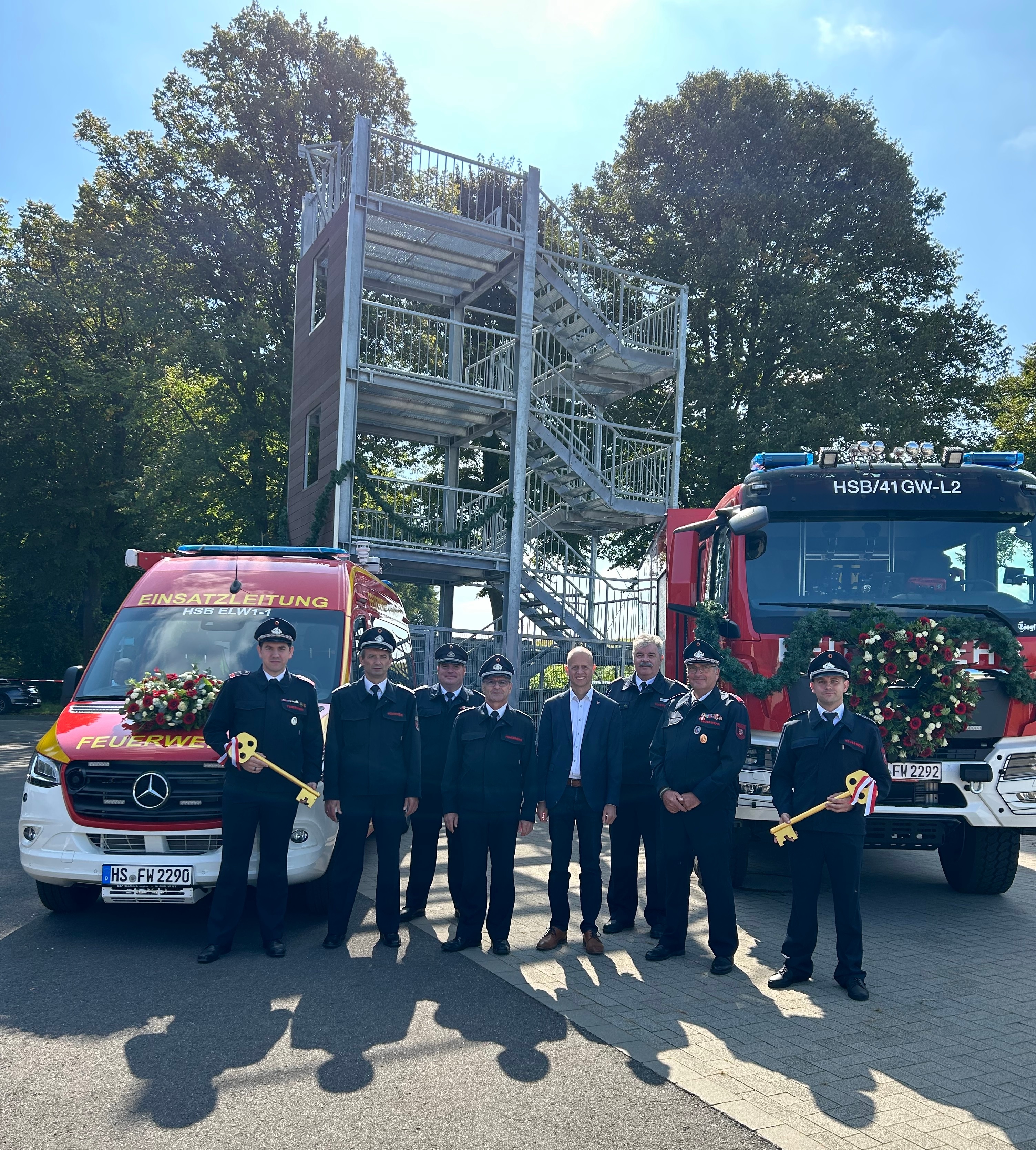 Feuerwehrfarzeuge, Vertreter der Feuerwehr, Bürgermeister Kai Louis