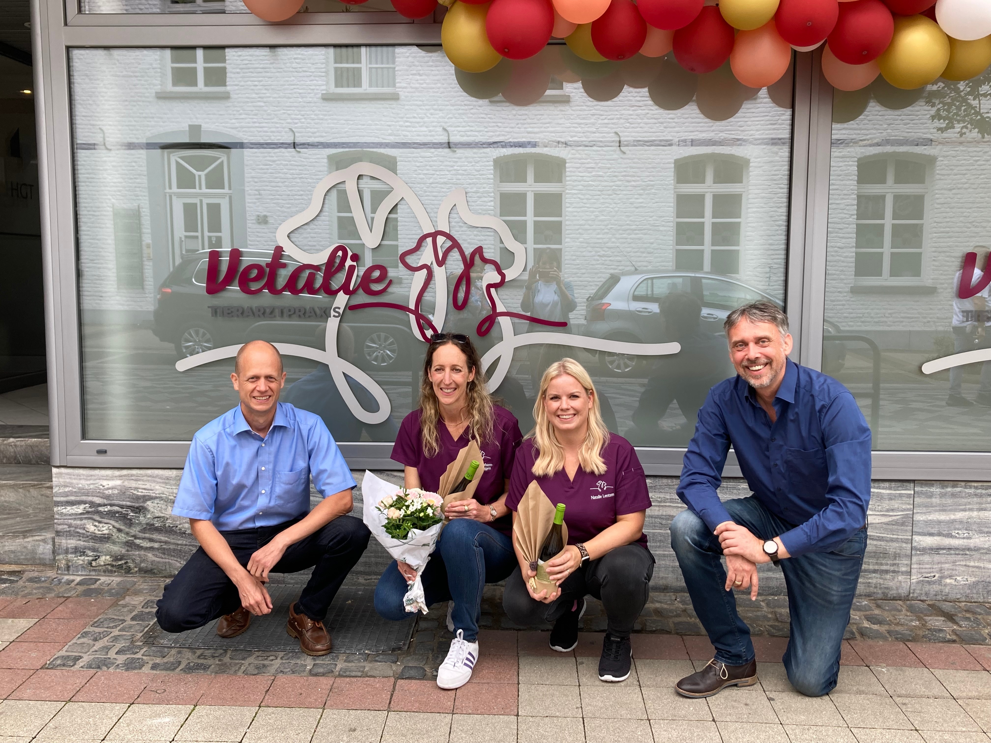 Bürgermeister Kai Louis, Dr. Verena Johann-vor-der-Brüggen, Natalie Lentzen und Stephan Otto, Vorsitzender des Gewerbe- und Verkehrsvereins vor der neuen Tierarztpraxis in Heinsbergs Innenstadt