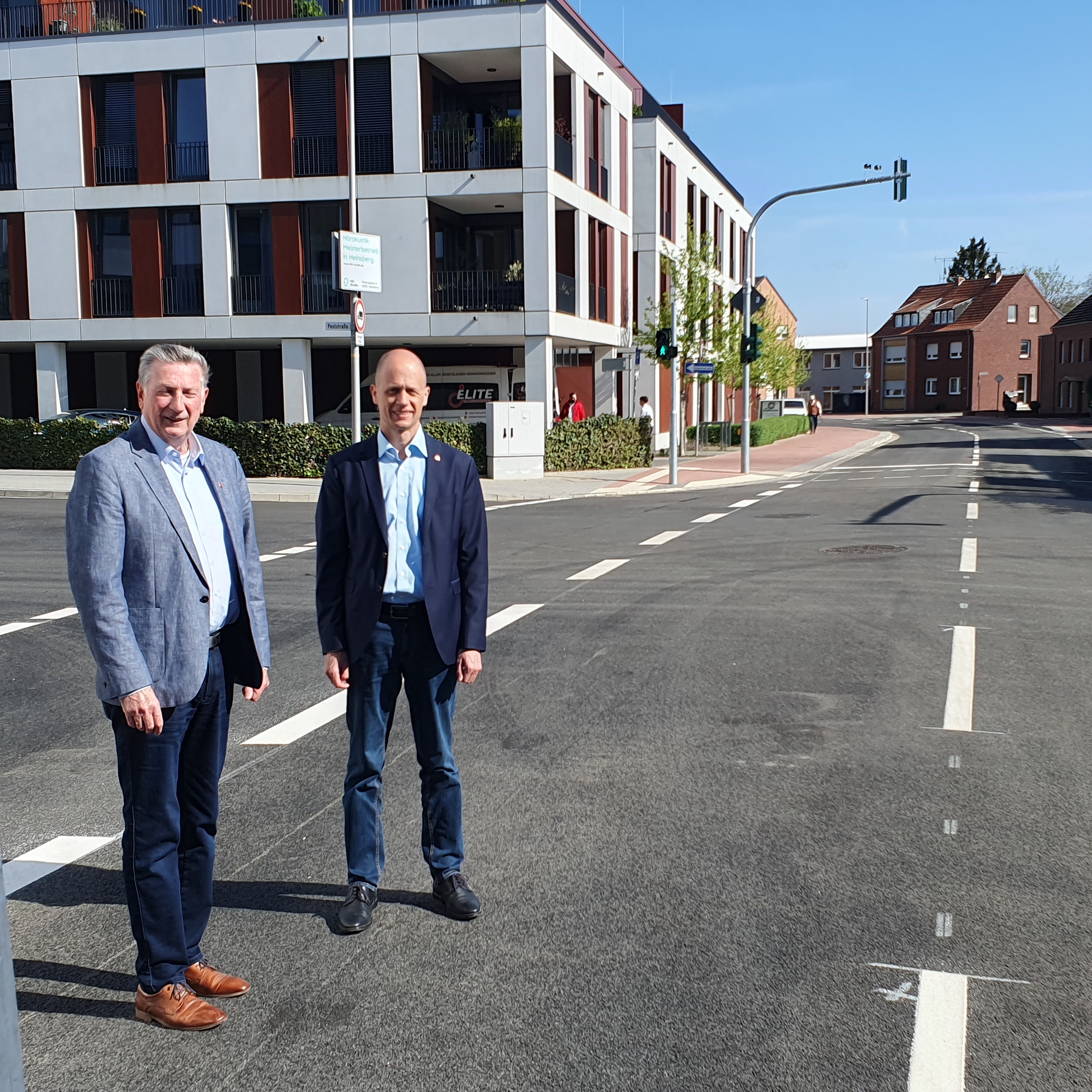 Bürgermeister Kai Louis und Siegfried Jansen, Ortsvorsteher von Heinsberg, an der neu fertiggestellten Kreuzung Ostpromenade/ Valkenburger Straße/ Poststraße