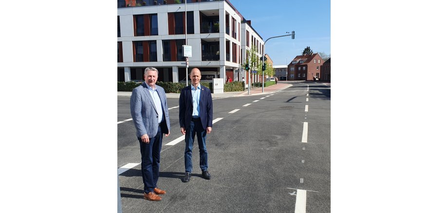 Bürgermeister Kai Louis und Siegfried Jansen, Ortsvorsteher von Heinsberg, an der neu fertiggestellten Kreuzung Ostpromenade/ Valkenburger Straße/ Poststraße