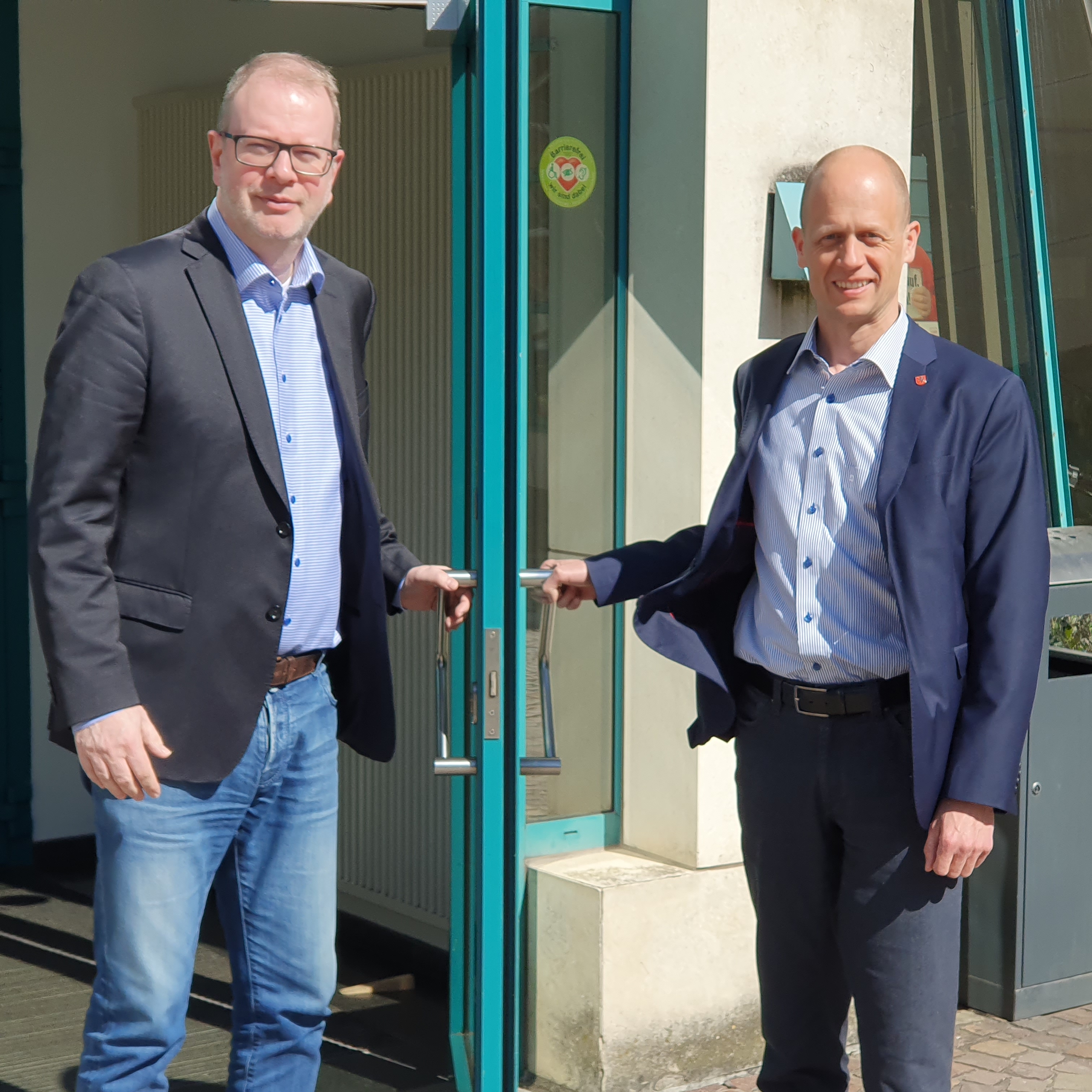 Bürgermeister Kai Louis begrüßt Oliver Laven, Geschäftsführer der neu gegründeten „Kultur und Stadtmarketing Heinsberg GmbH“, im Rathaus