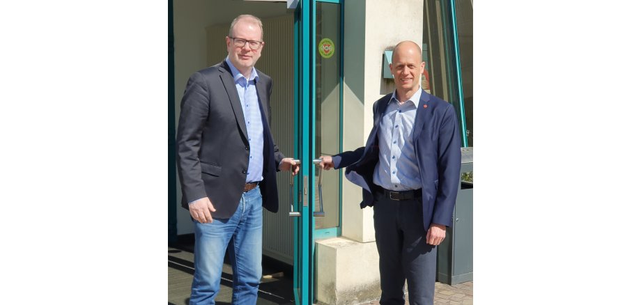 Bürgermeister Kai Louis begrüßt Oliver Laven, Geschäftsführer der neu gegründeten „Kultur und Stadtmarketing Heinsberg GmbH“, im Rathaus