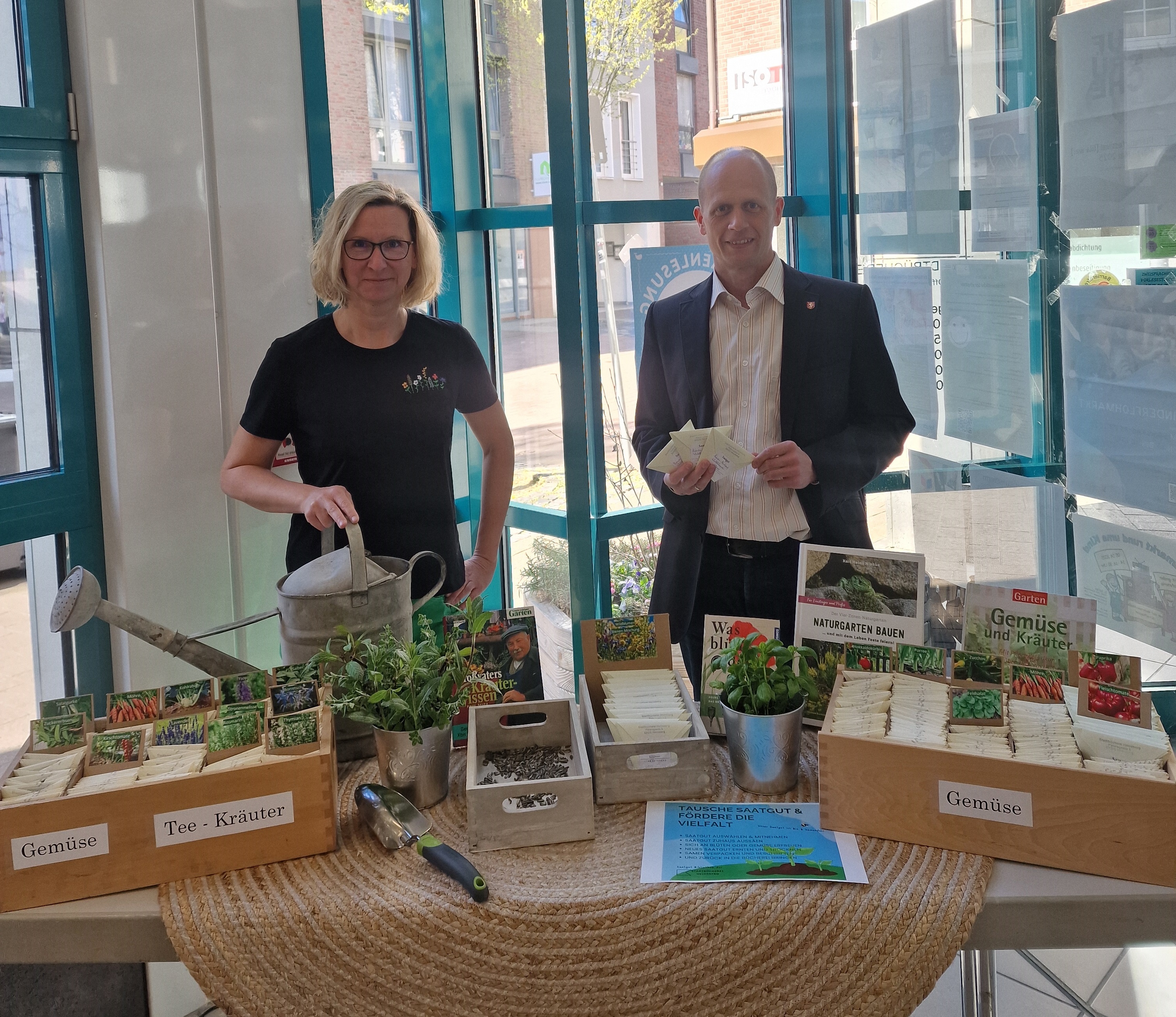 Bürgermeister Kai Louis und Sabrina Wallek, Leiterin der Stadtbücherei Heinsberg