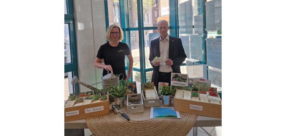 Bürgermeister Kai Louis und Sabrina Wallek, Leiterin der Stadtbücherei Heinsberg