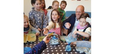 Bürgermeister Kai Louis mit Vorschulkindern der Kita Lieck