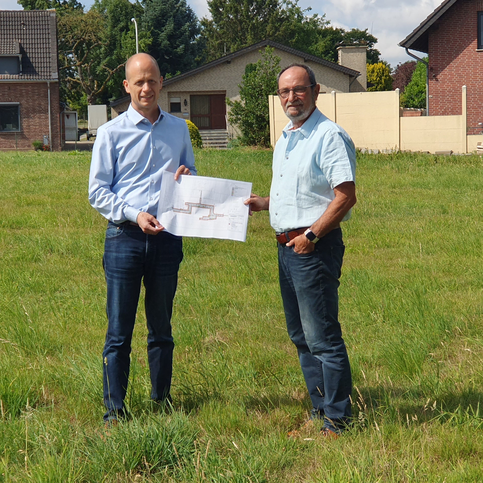 Bürgermeister Kai Louis und Alexander Schmitz, Ortsvorsteher Randerath, Uetterath, Himmerich, mit dem Ausführungsplan