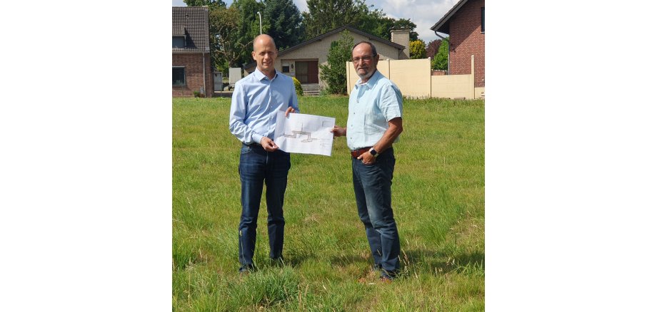 Bürgermeister Kai Louis und Alexander Schmitz, Ortsvorsteher Randerath, Uetterath, Himmerich, mit dem Ausführungsplan