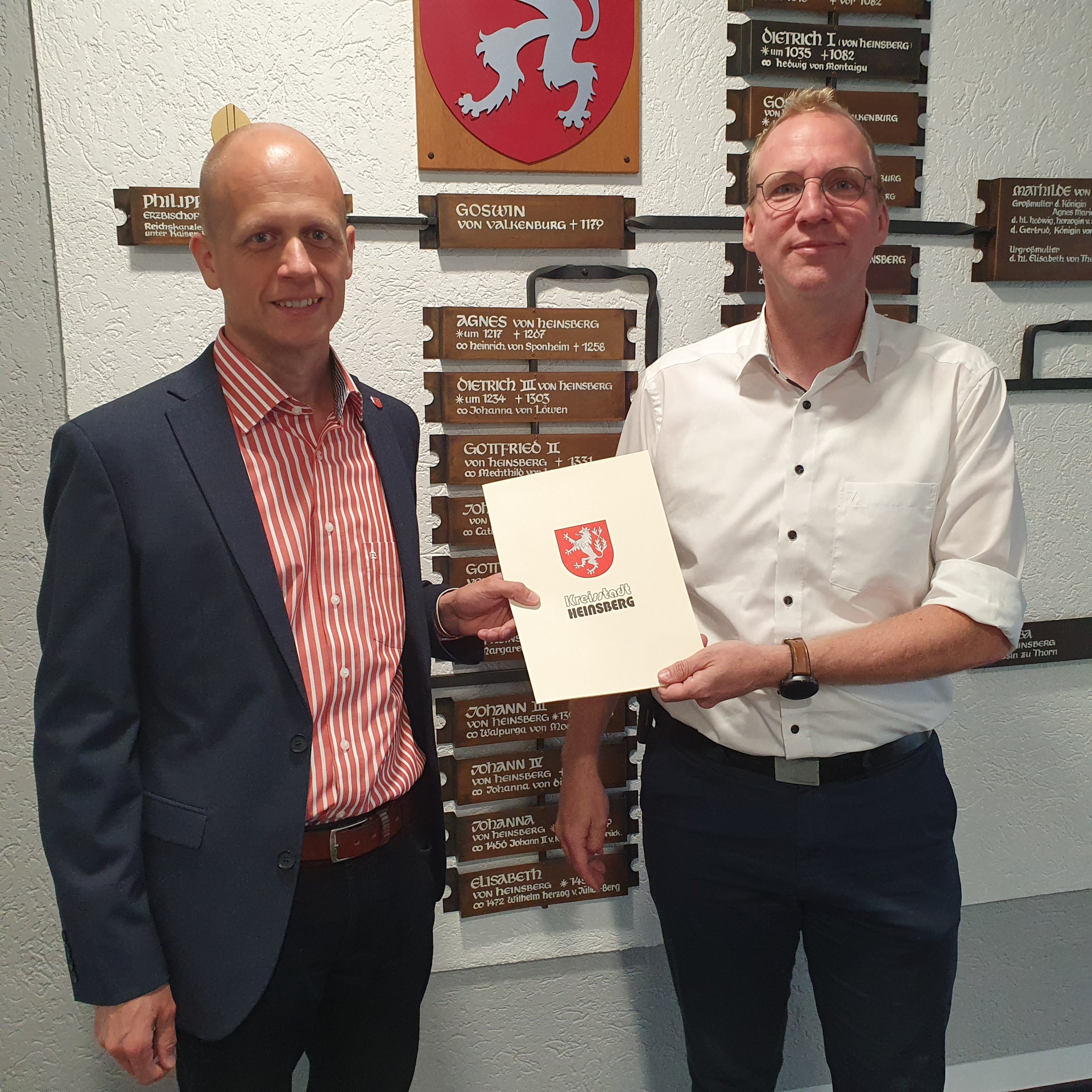 Bürgermeister Kai Louis überreicht dem neuen Amtsleiter des Ordnungsamtes Frank Bordewin die Bestellungsurkunde